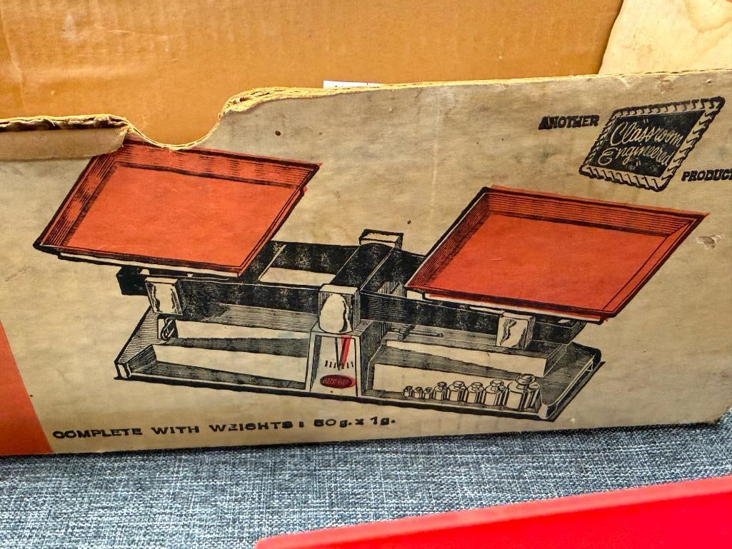 VINTAGE OHAUS SCHOOL BALANCE SCALE MODEL 1200 - 8