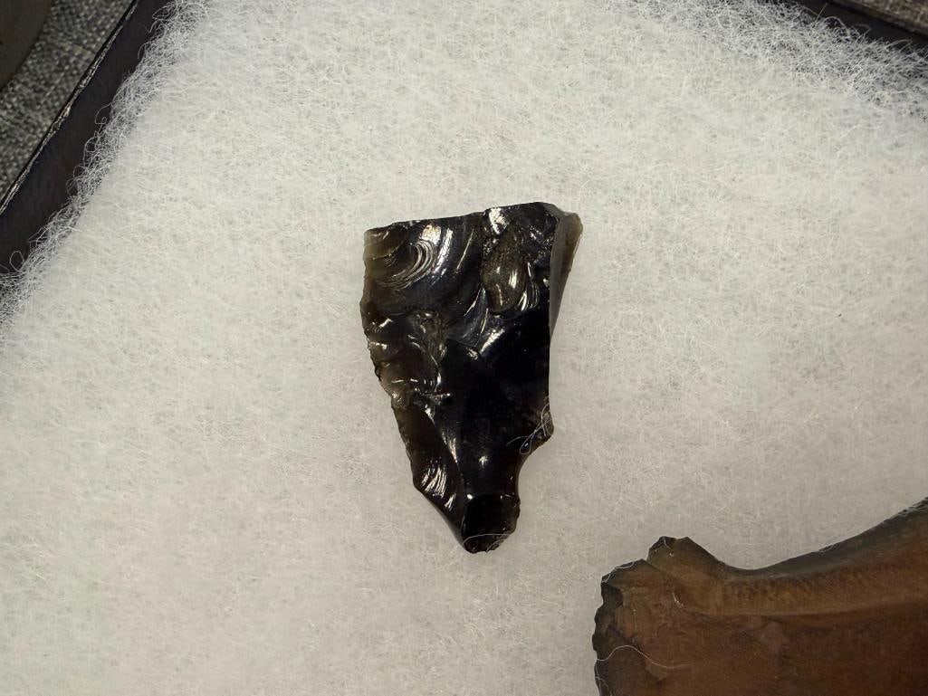 NATIVE AMERICAN KNAPPED FLINT AND OBSIDIAN ARROWHEADS / PROJECTILE POINTS / PIECES - 4