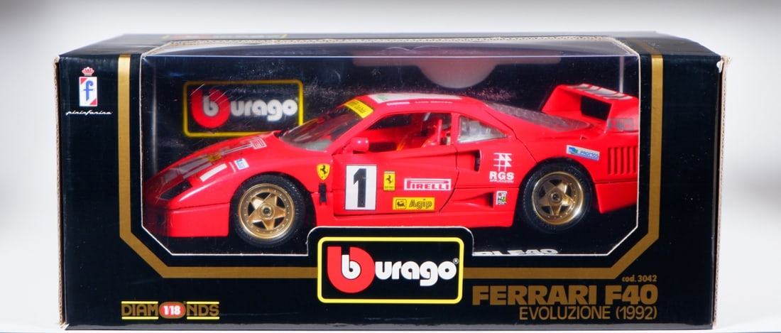 FERRARI: A rare Bburago 'DIAMONDS' 1:18 scale 1992 Ferrari F40 EVOLUZIONE in red. Racing number '1' (1 of 2)
