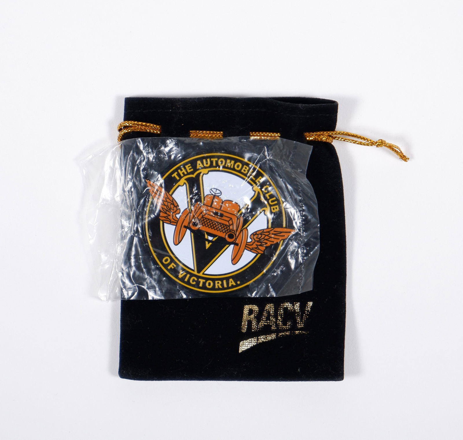 A.C.V: A 'THE AUTOMOBILE CLUB OF VICTORIA' badge: A.C.V: A 'THE AUTOMOBILE CLUB OF VICTORIA' badge, metal with enamelled motif, badge housed in cloth bag; badge with diameter of 6cm.