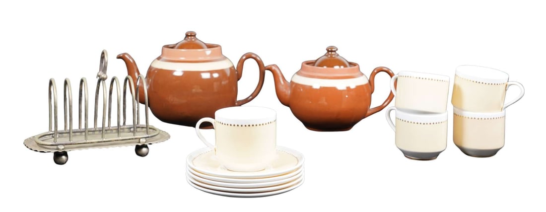 An Alcock, Lindley and Bloore Tea Pot, circa 1960/70’s: An Alcock, Lindley and Bloore Tea Pot, circa 1960/70’s, together with a set of five Ansley tea cups and saucers and a silverplate toast rack