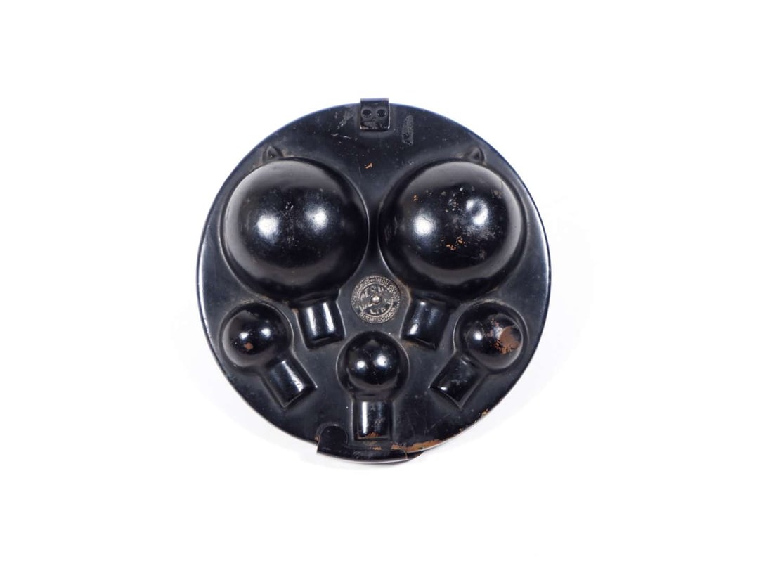 LIGHT BULB HOLDER: A BRITISH MADE LIGHT BULB HOLDER FOR FIVE BULBS. WITH ORIGINAL BULBS: LIGHT BULB HOLDER: A British made light bulb holder for five bulbs, with original bulbs, 14cm diameter.