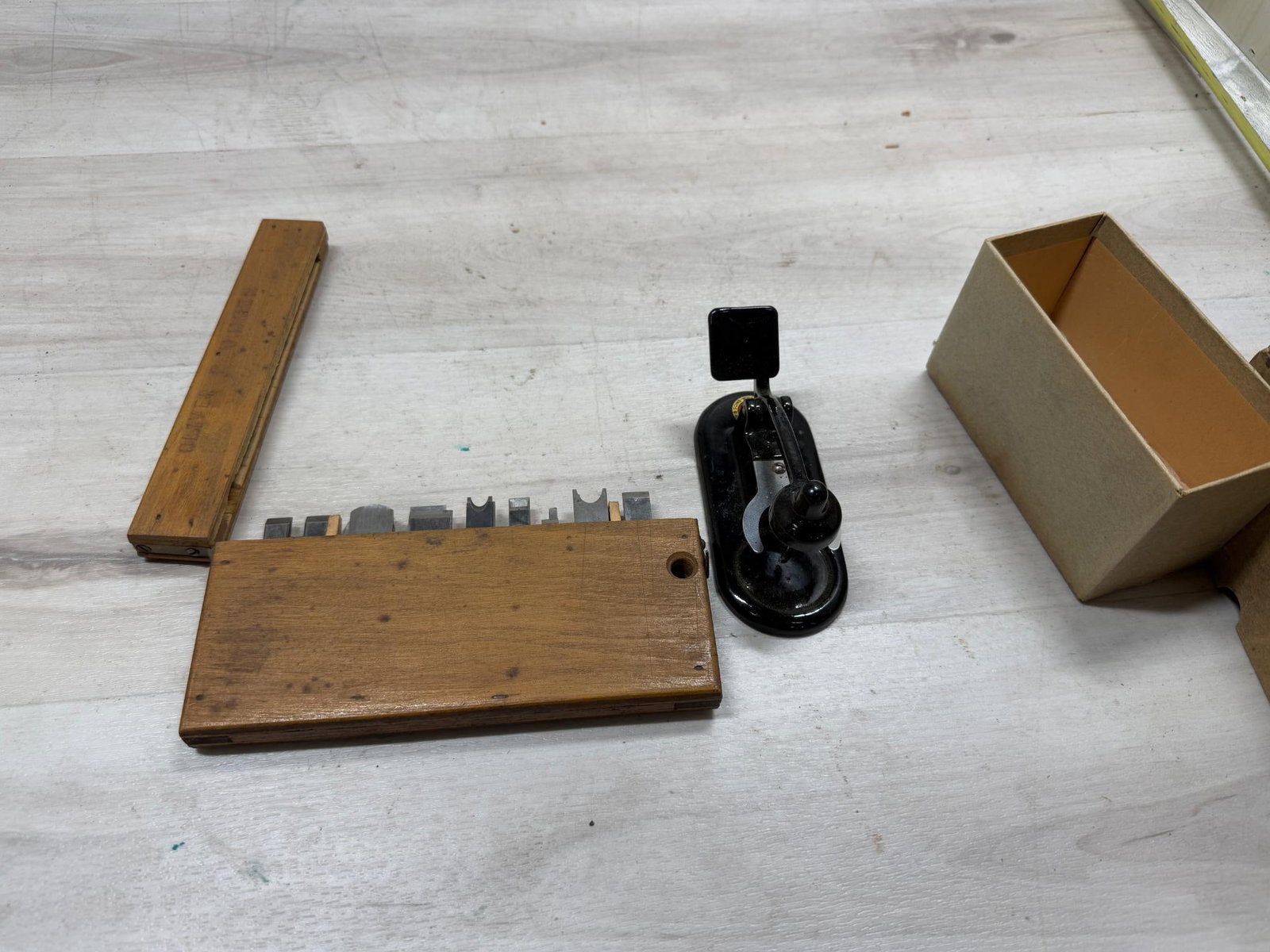 Vintage Drafting Inkwell Theo Alteneder and Sons PHILADELPHIA PA Patented 1930 & Plane blade set: Load-out Pick up for all online purchases for Antiques & collectibles is Monday, Tuesday, Wednesday, February 17th, 18th, 19th At our warehouse location. We do offer shipping on all items shippabl