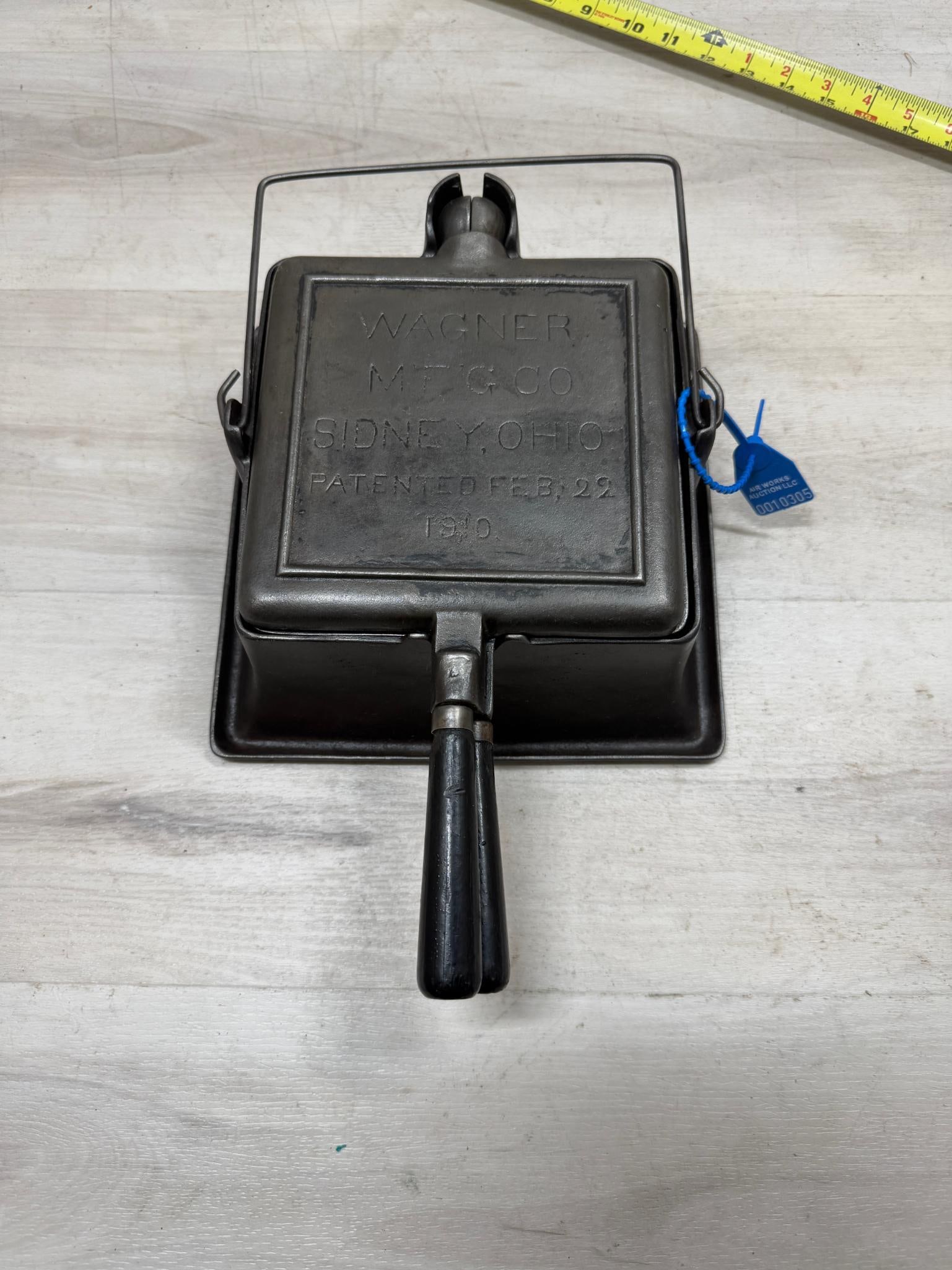 Square Wagner MFG Co. Waffle Iron w/ base (1 of 5)
