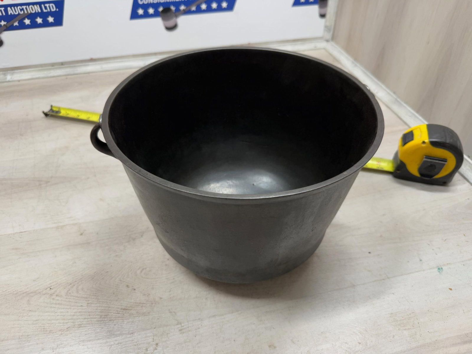 Gatemarked no. 6, 3 Legged Cast Iron Kettle: Load-out Pick up for all online purchases for Antiques & collectibles is Monday, Tuesday, Wednesday, February 17th, 18th, 19th At our warehouse location. We do offer shipping on all items shippabl