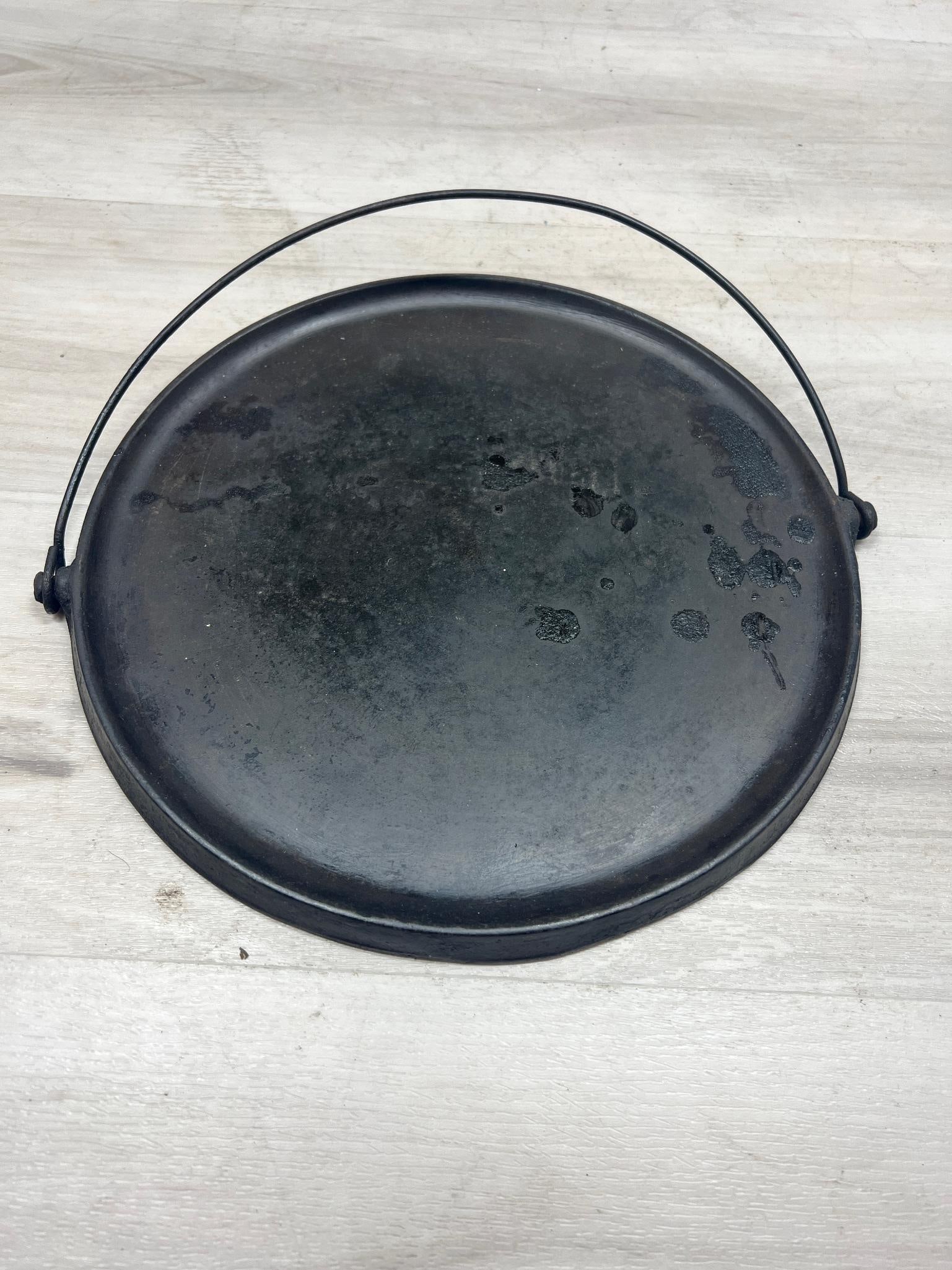 No. 8 Size Cast Iron Bailed Handle Griddle (1 of 3)