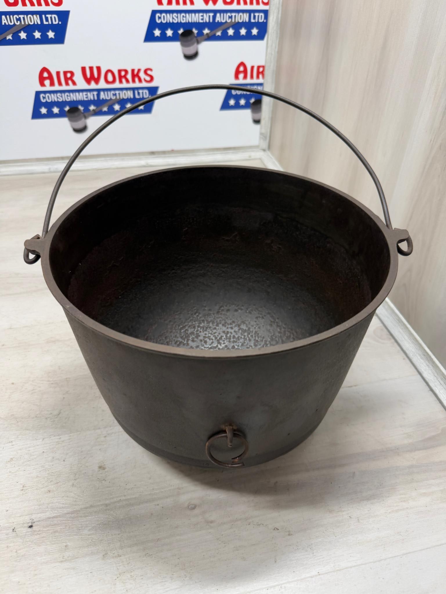 Erie No. 9 Cast Iron 3 Footed Kettle w/ bail handle (1 of 5)