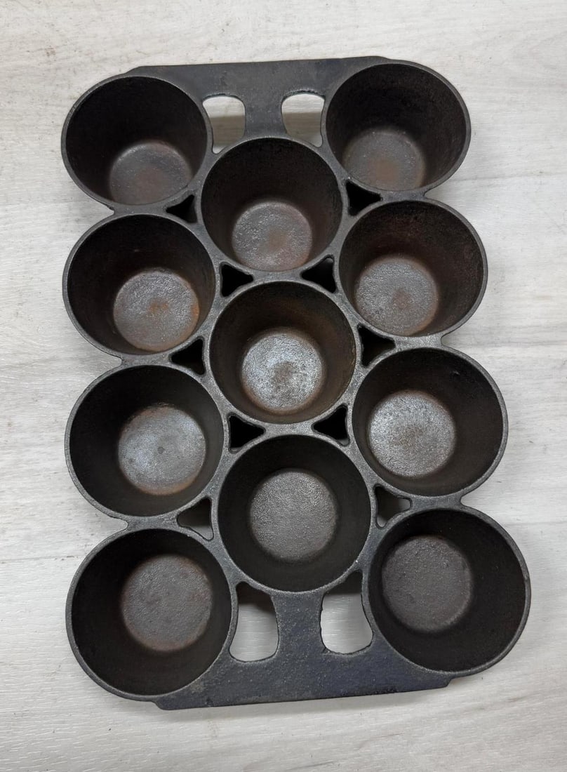 Erie no. 10 948 11 Cup Cast Iron Muffin Pan (1 of 4)