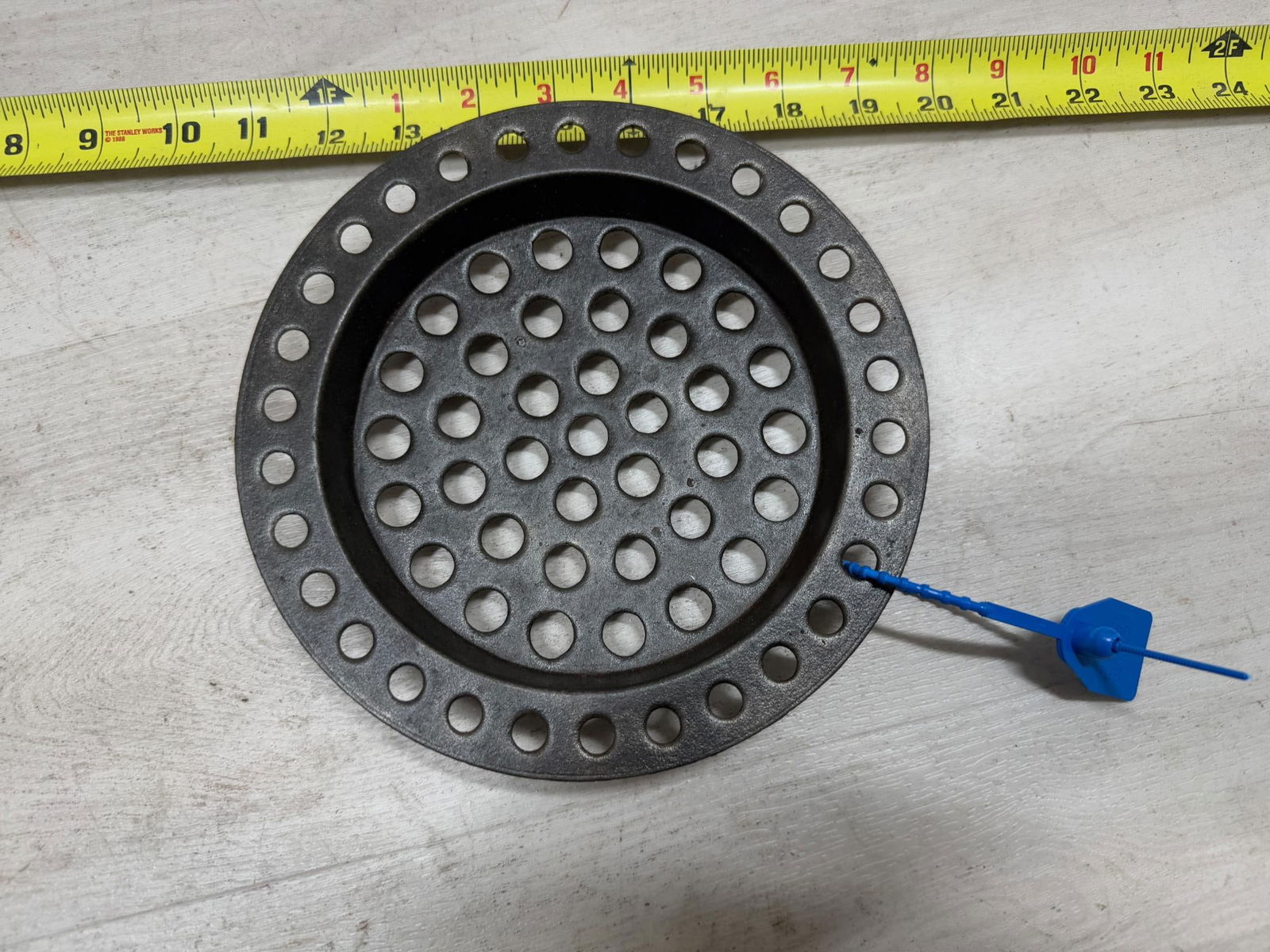 Unusual Gatemarked Cast Iron Trivet: Load-out Pick up for all online purchases for Antiques & collectibles is Monday, Tuesday, Wednesday, February 17th, 18th, 19th At our warehouse location. We do offer shipping on all items shippabl