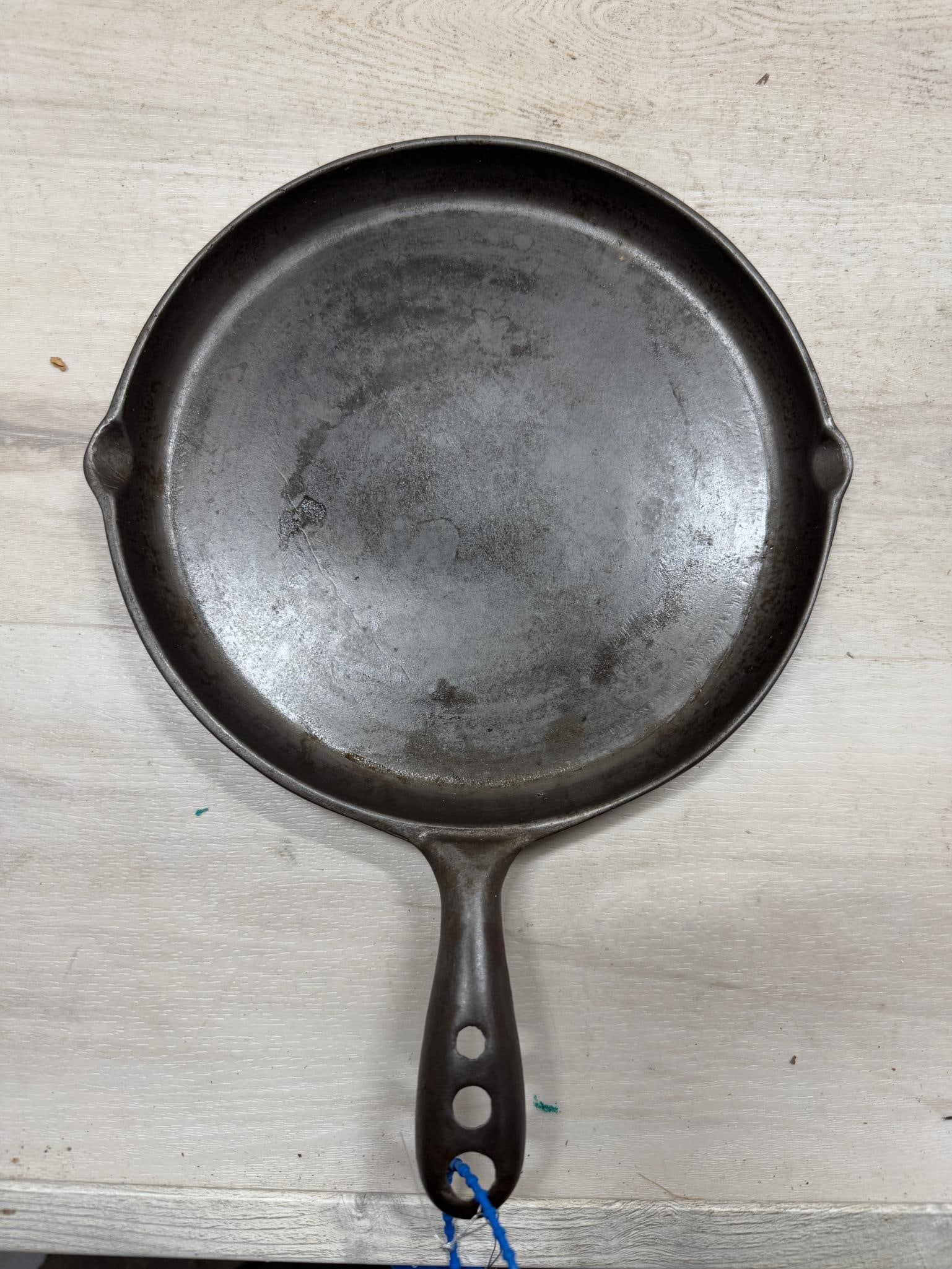 #8 Wagner ware Shallow Cast Iron Skillet Griddle, slight wobble (1 of 3)