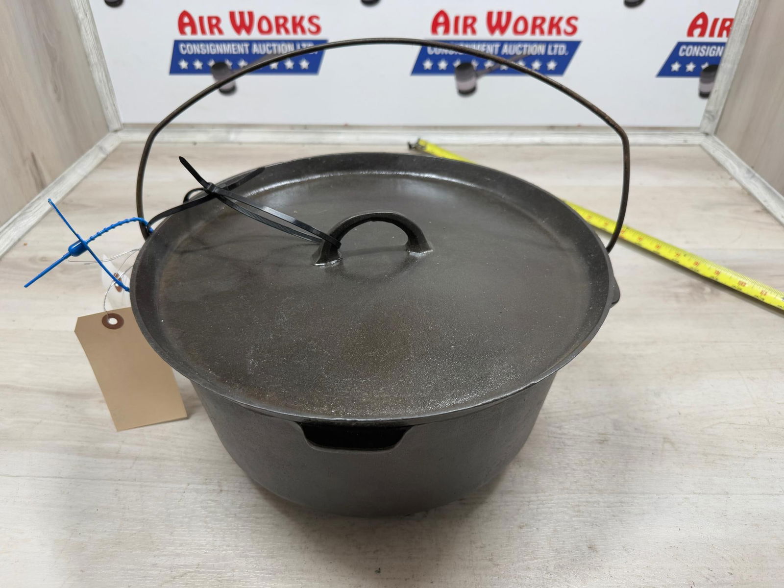 3 Leg Griswold No. 10 Dutch Oven with Lid and bail handle (1 of 5)