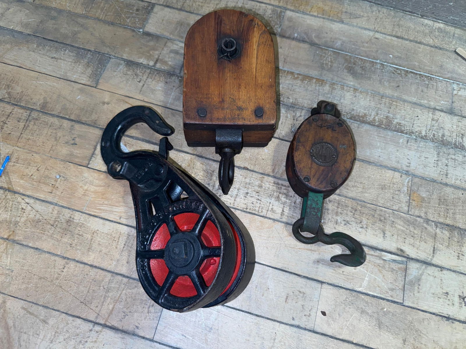 Lot of 3 antique pulleys (1 of 3)