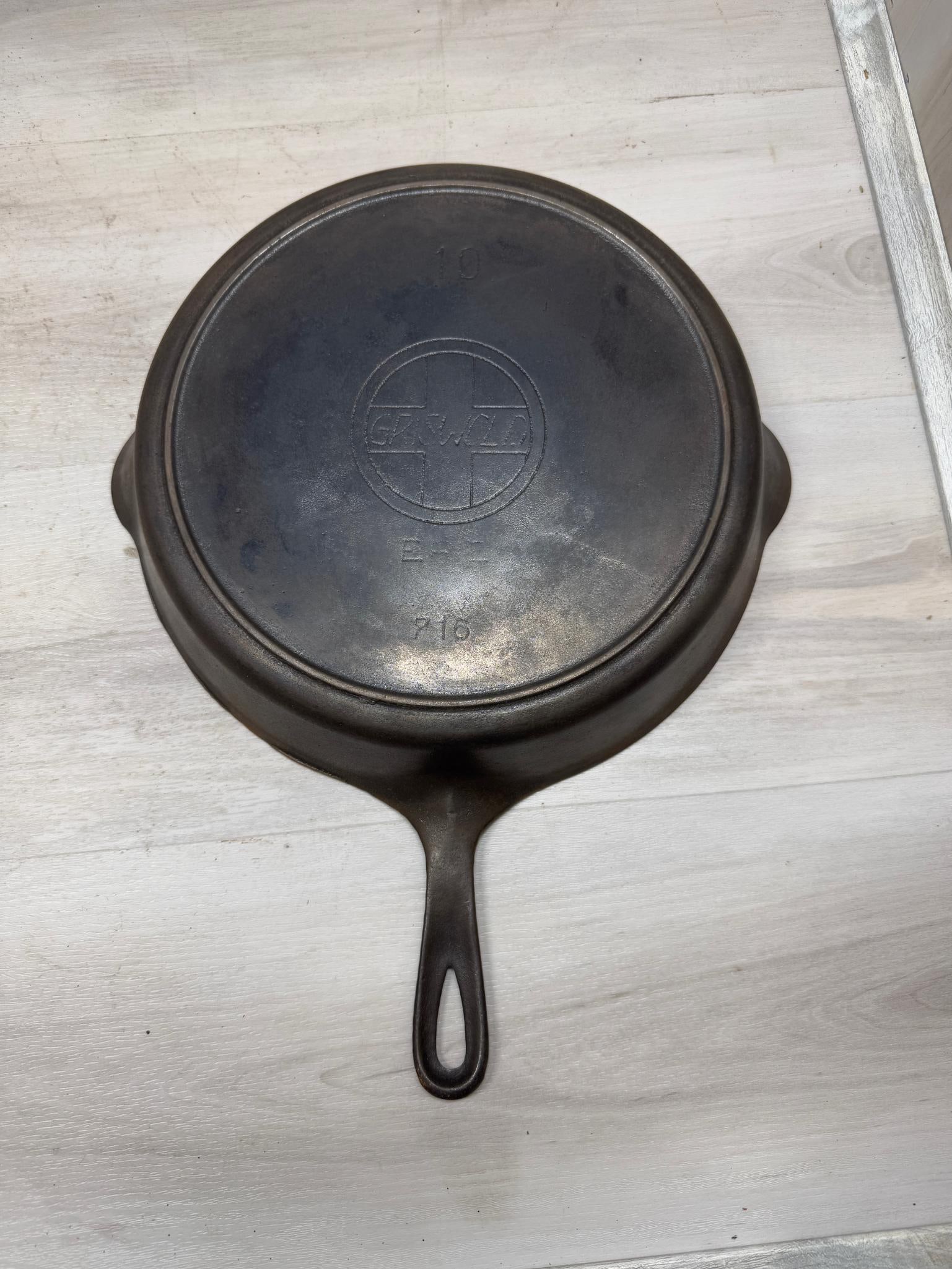 Griswold No. 10 Slant Logo Cast Iron Skillet w/ heat ring (1 of 4)