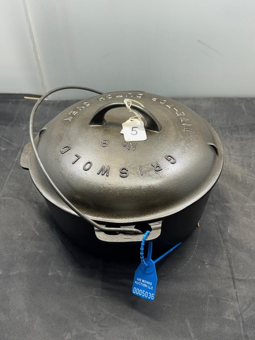 Griswold #8 Dutch oven with lid (1 of 4)