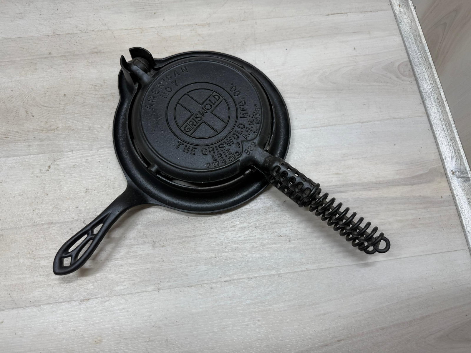 American No. 7 Griswold Waffle Maker w/ low base (1 of 5)