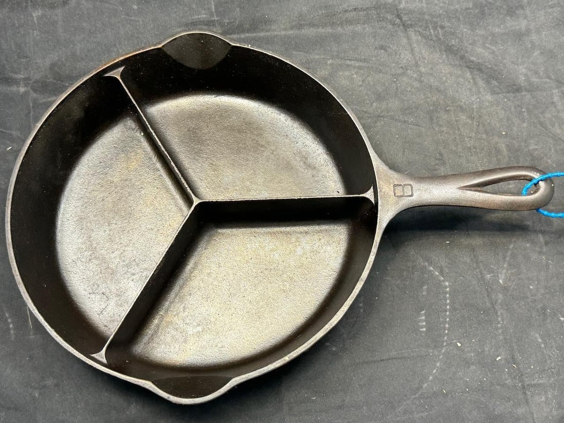 Griswold #8 Dinner Skillet 1008 all in one (1 of 3)