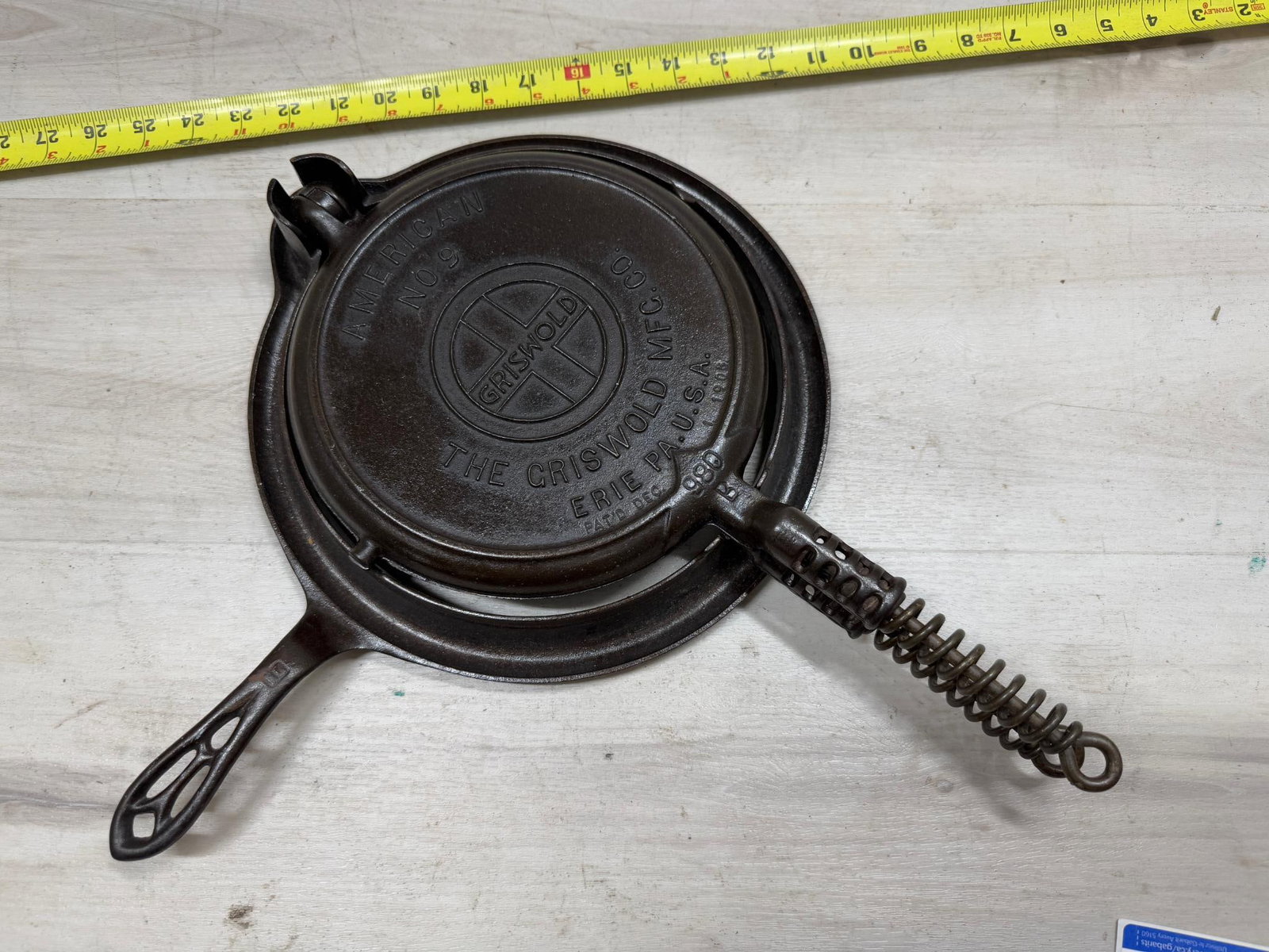 American Griswold No. 9 Cast Iron Waffle Maker (1 of 4)