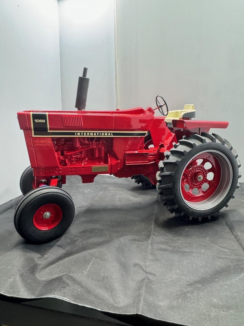 1/8 Scale IH 1066 Farm show special 195 of 250 new in box: Load-out Pick up for all online purchases for Antiques & collectibles is Monday, Tuesday, Wednesday, February 17th, 18th, 19th At our warehouse location. We do offer shipping on all items shippabl