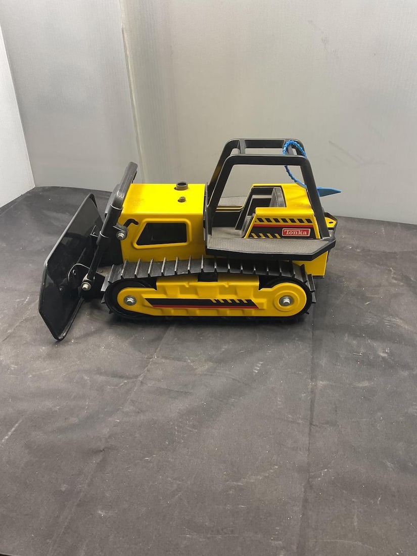 Tonka Model Dozer: Load-out Pick up for all online purchases for Antiques & collectibles is Monday, Tuesday, Wednesday, February 17th, 18th, 19th At our warehouse location. We do offer shipping on all items shippabl