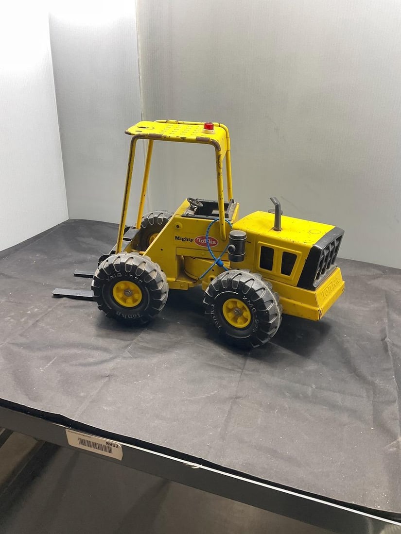 Tonka Model wheel loader with forks: Load-out Pick up for all online purchases for Antiques & collectibles is Monday, Tuesday, Wednesday, February 17th, 18th, 19th At our warehouse location. We do offer shipping on all items shippabl
