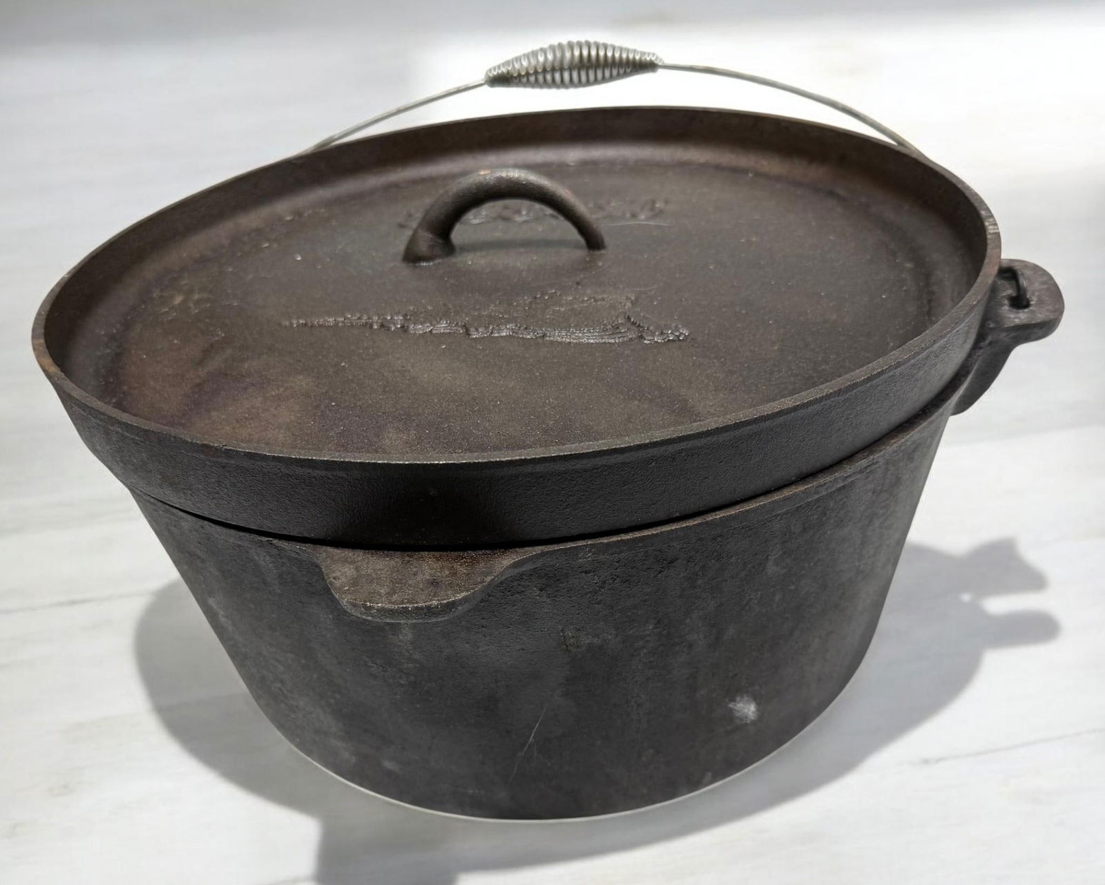 LARGE 16 QUART BAYOU CLASSIC CAMP DUTCH OVEN W/ MATCHING LID (1 of 5)