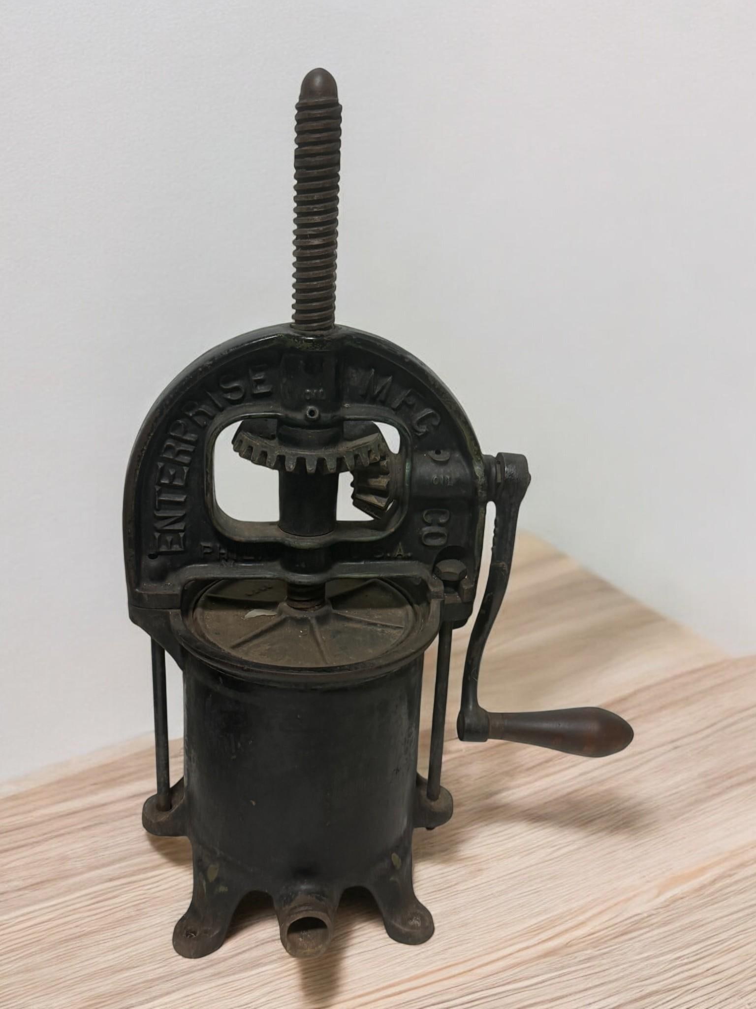 4 QUART ENTERPRISE MFG CO. SAUSAGE STUFFER/ LARD PRESS (1 of 9)
