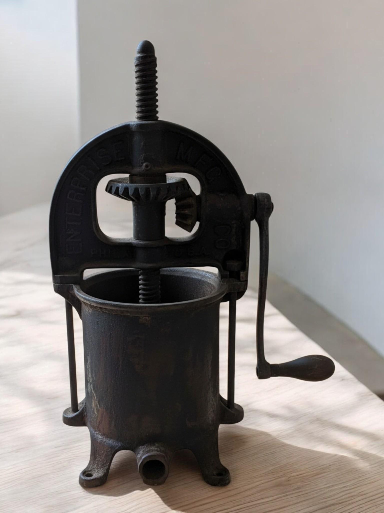 4 QUART ENTERPRISE MFG CO. SAUSAGE STUFFER/ LARD PRESS (1 of 8)