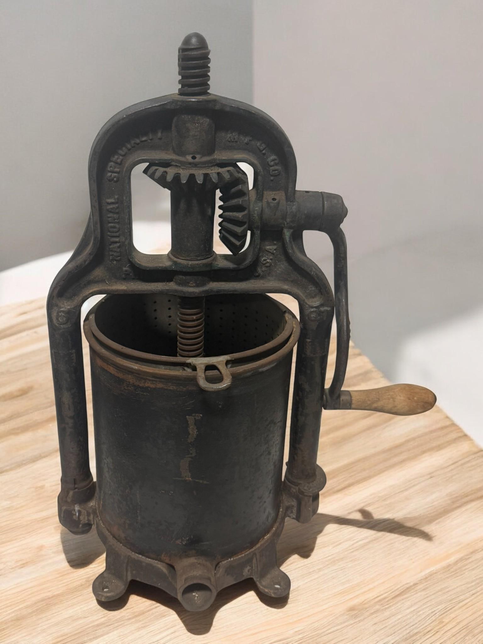 6 QUART NATIONAL SPECIALTY CO. SAUSAGE STUFFER/ LARD PRESS (1 of 9)