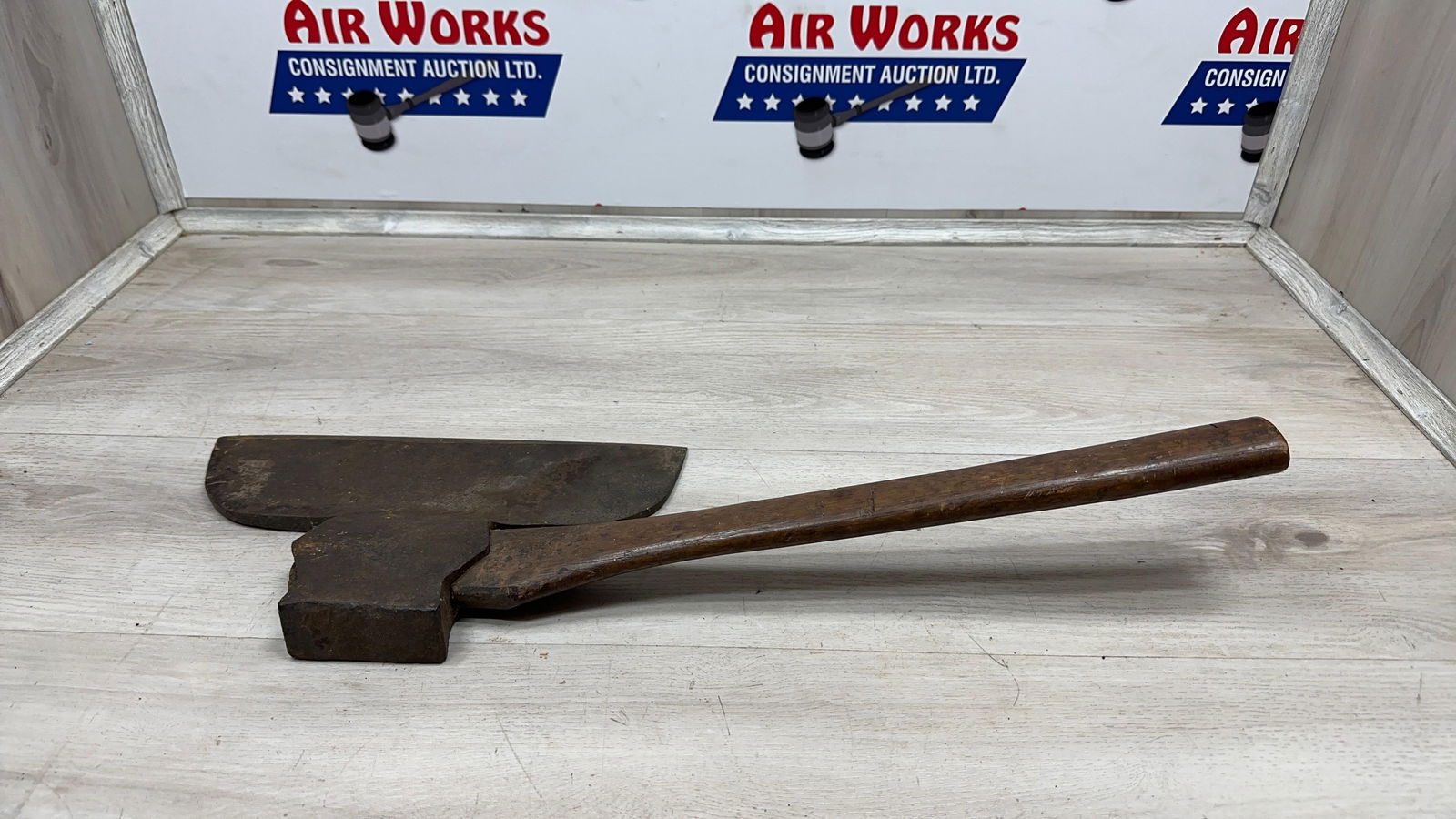 HEWING BROAD AXE (1 of 5)