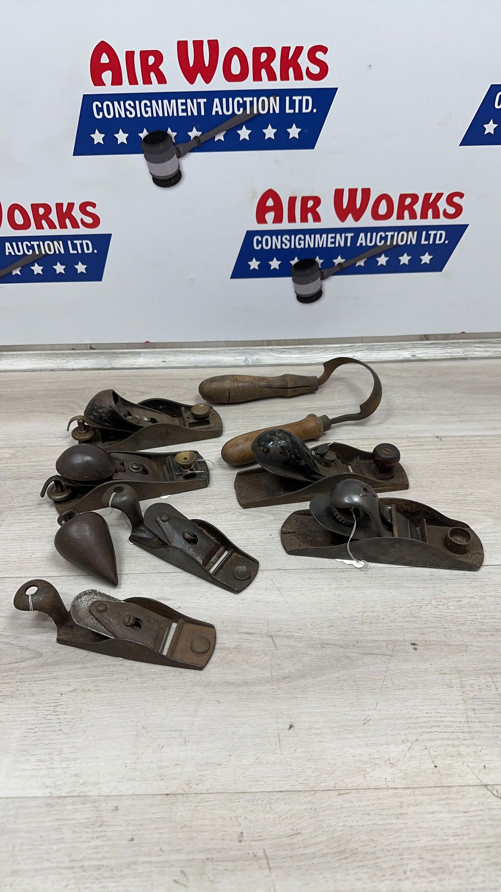 ASSORTED SMALL BLOCK PLANES AND PLUMB BOB: Load-out Pick up for all online purchases for Antiques & collectibles is Monday, Tuesday, Wednesday, February 23rd, 24th, 25th At our shipper's location. We do offer shipping on all items