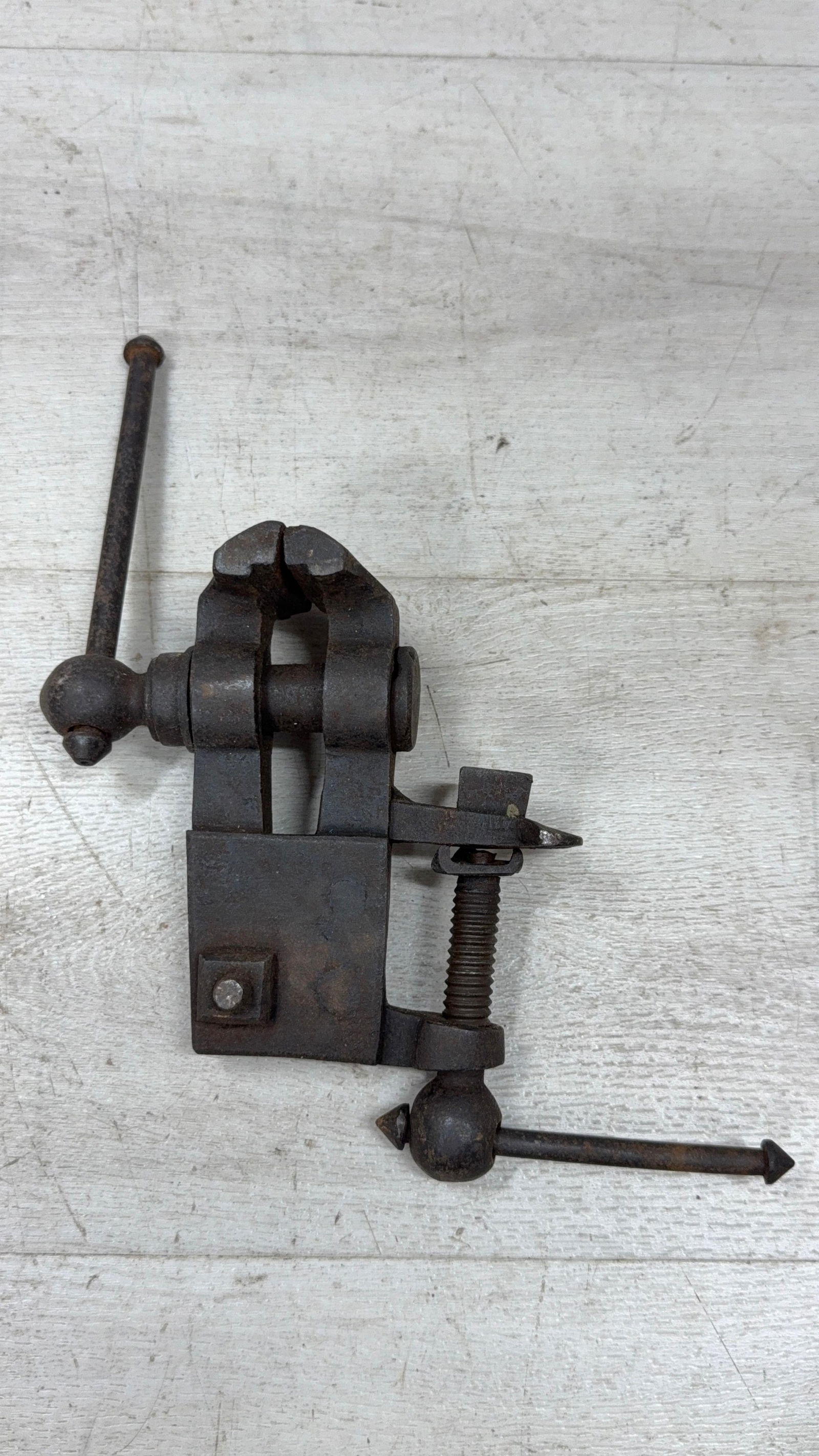 ANTIQUE MINI BENCH VISE (1 of 6)