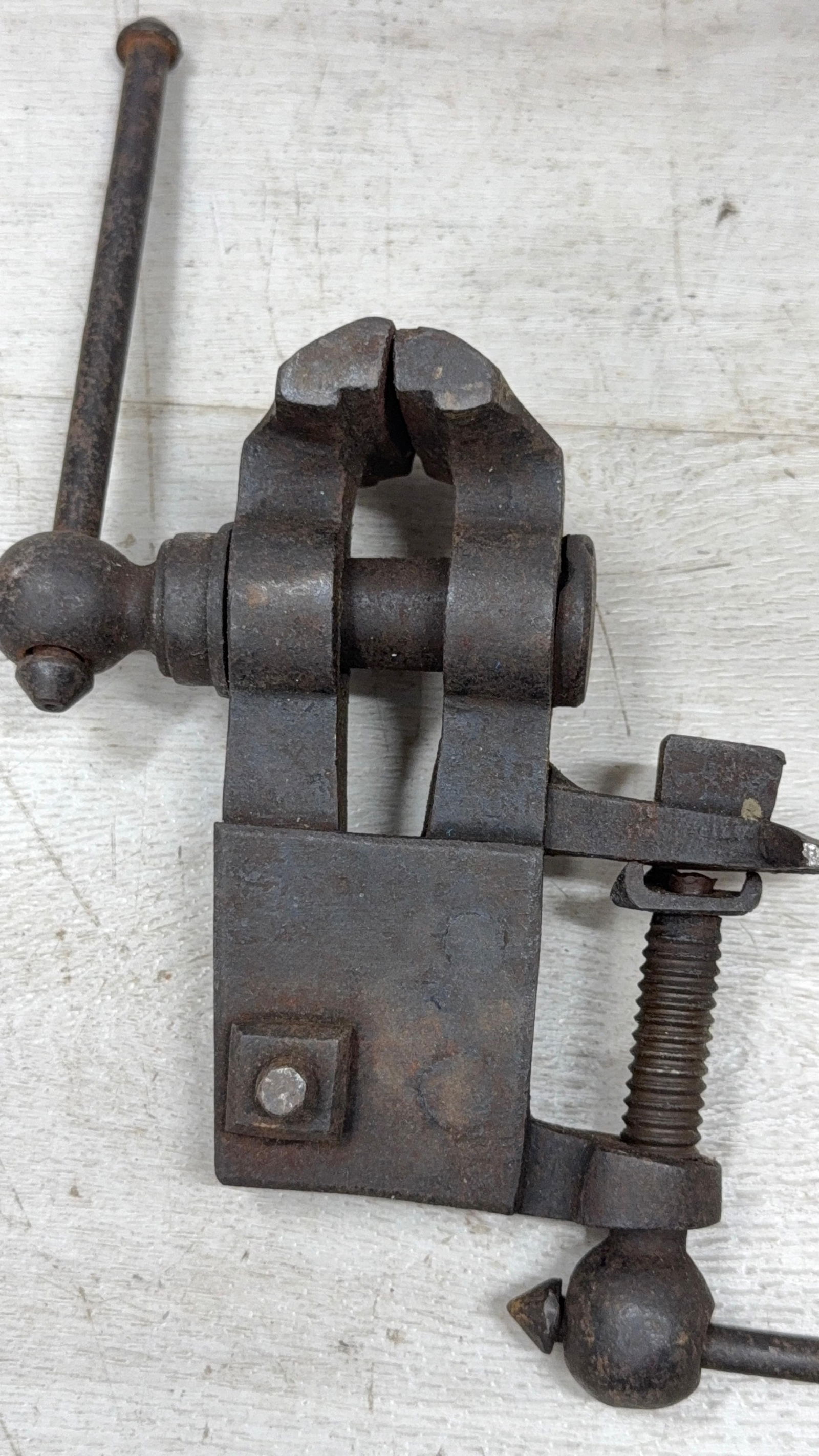 ANTIQUE MINI BENCH VISE - 2
