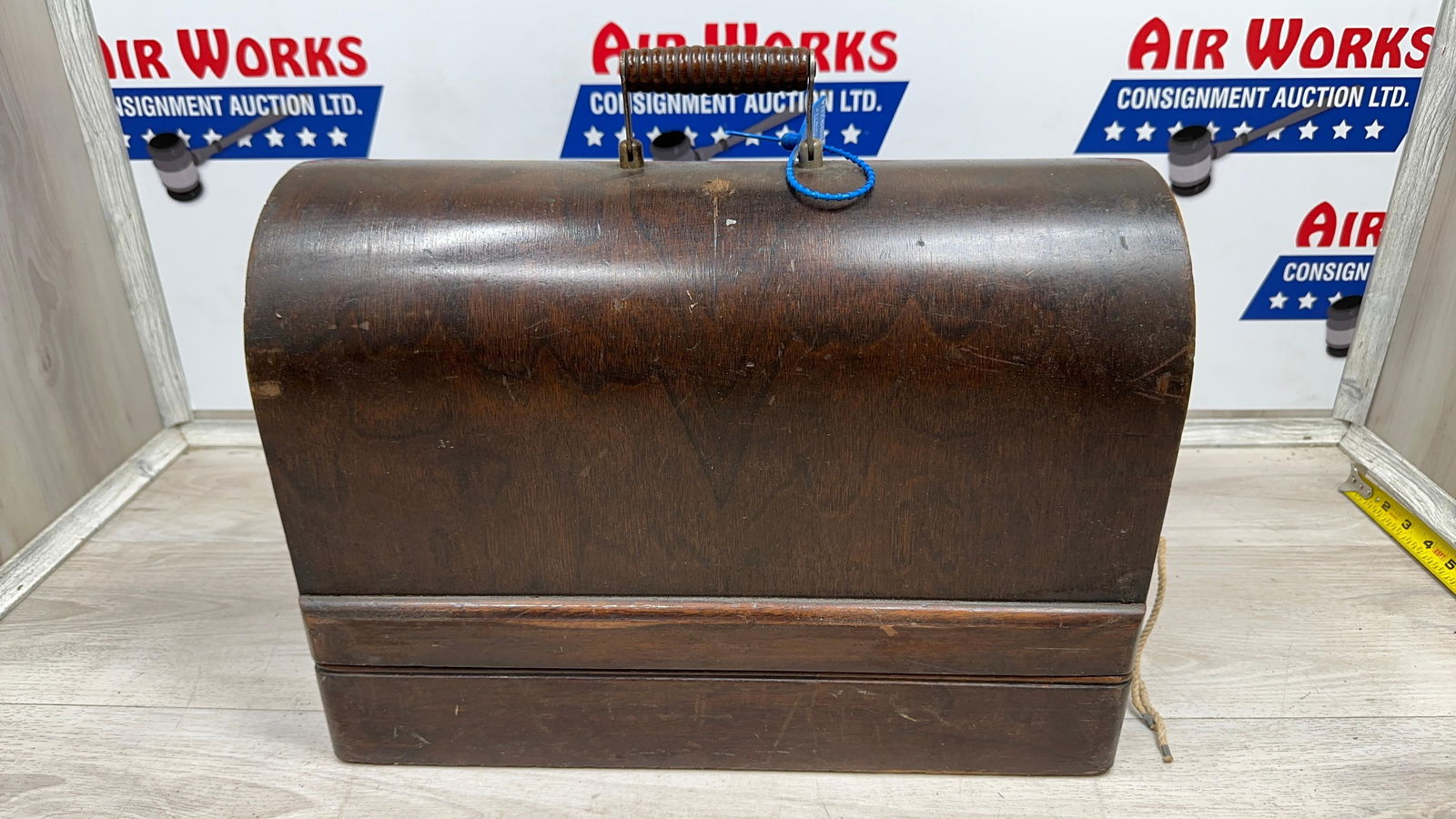 EARLY SINGER SEWIING MACHINE IN WOOD CASE. SN. AA709744: Load-out Pick up for all online purchases for Antiques & collectibles is Monday, Tuesday, Wednesday, February 23rd, 24th, 25th At our shipper's location. We do offer shipping on all items shippabl