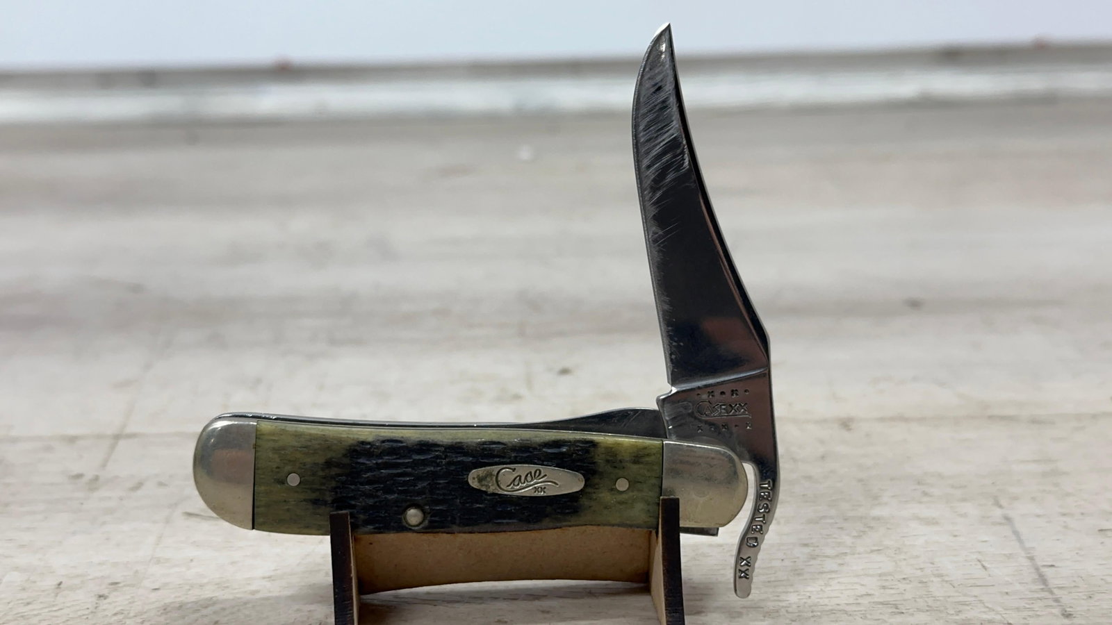 2000 CASE XX RUSSLOCK GREEN BONE 61953 L: Load-out Pick up for all online purchases for Antiques & collectibles is Monday, Tuesday, Wednesday, February 23rd, 24th, 25th At our shipper's location. We do offer shipping on all items shippabl