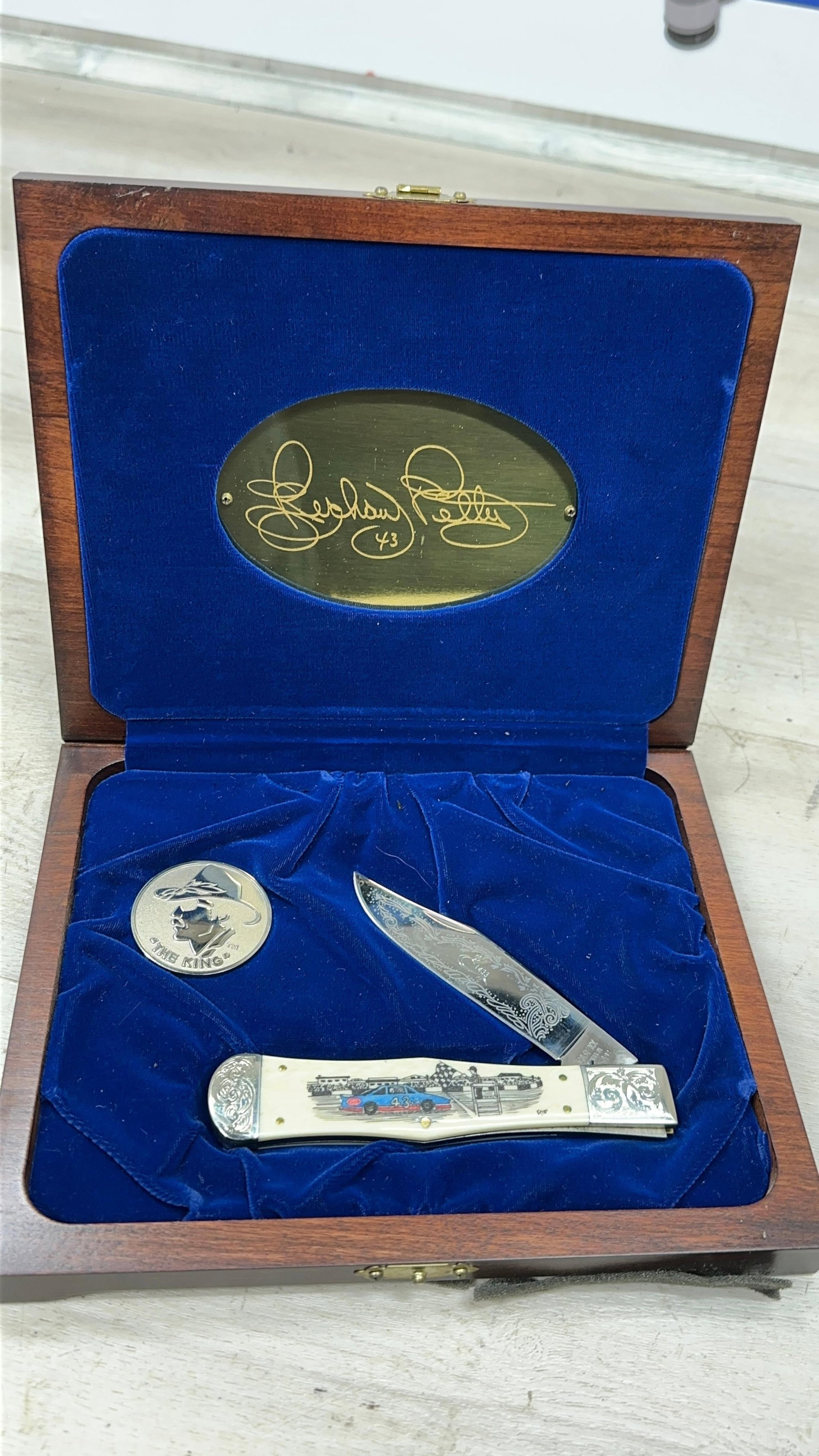 1992 CASE XX RICHARD PETTY TRIBUTE COKE BOTTLE KNIFE IN CASE: Load-out Pick up for all online purchases for Antiques & collectibles is Monday, Tuesday, Wednesday, February 23rd, 24th, 25th At our shipper's location. We do offer shipping on all items shippabl