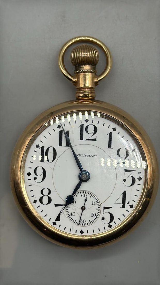 Waltham Vanguard Pocket Watch, 19 Jewels, 18s Gold-filled, Serial 19085642: Waltham Vanguard Pocket Watch, 19 jewels, mechanical movement, white dial with Arabic numerals and a subdial for seconds, case material is gold-filled, adjusted to 5 positions, manufactured in Waltham