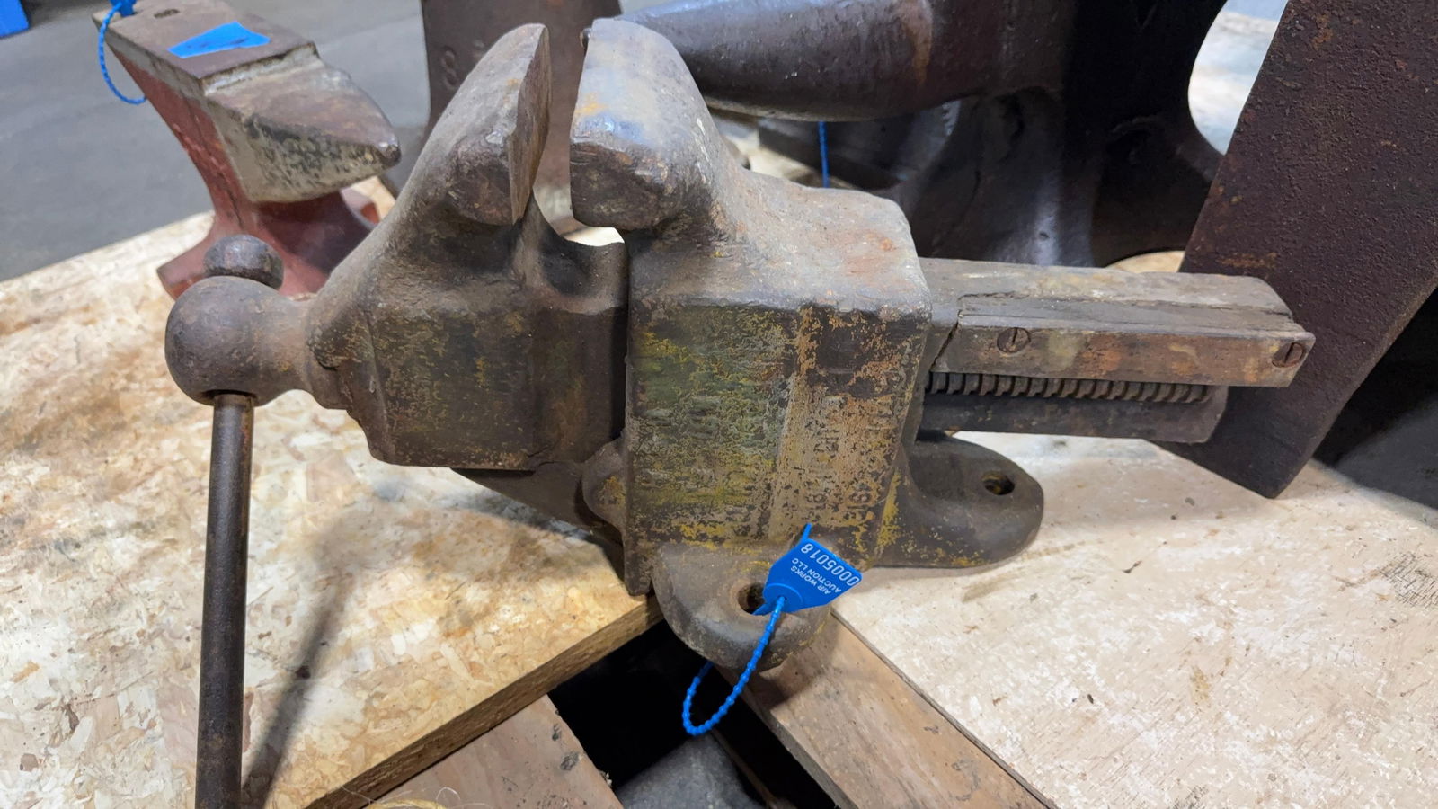BENCH VISE 4.5" JAWS WITH 7-8" OPEN (1 of 5)