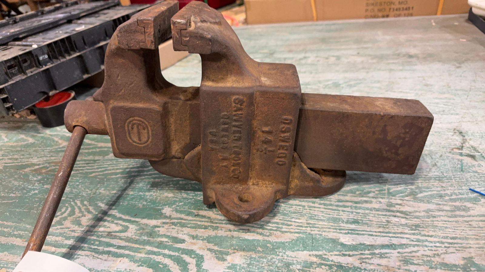 SAWYER TOOL OSWEGO BENCH VISE. 4.5" JAWS AND 7-8" CAP (1 of 5)