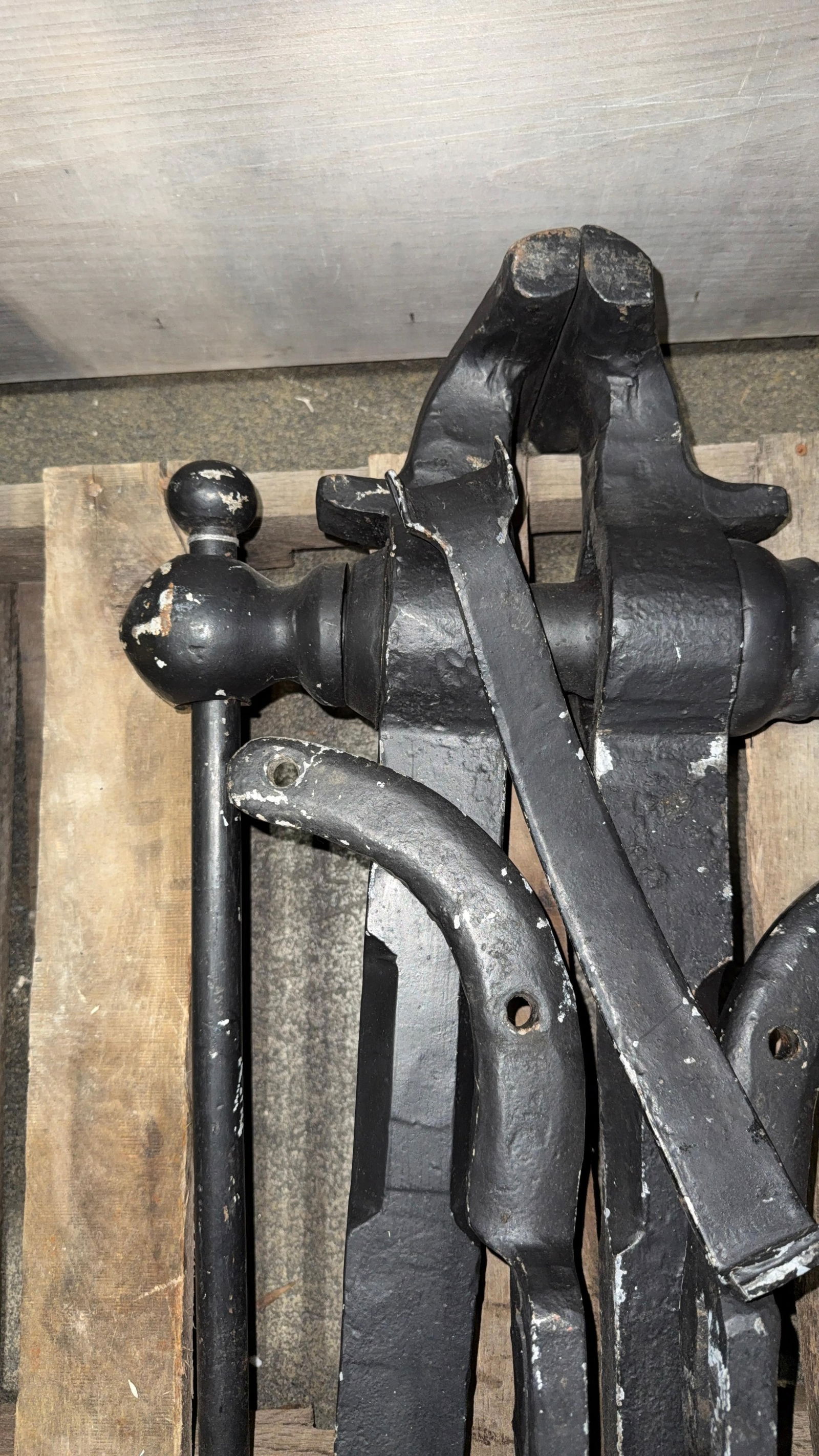 LARGE BLACKSMITHING POST VISE (1 of 6)