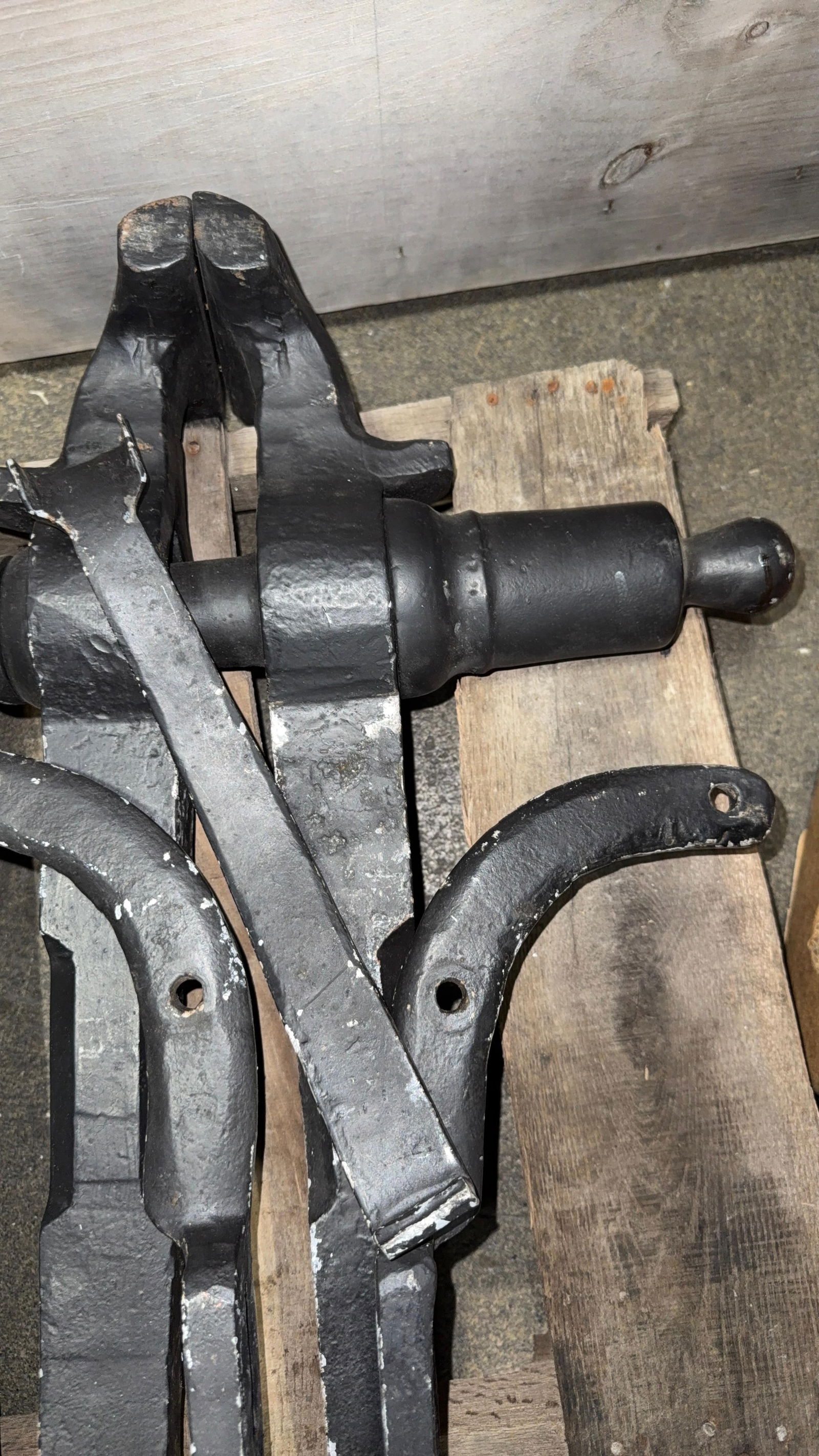 LARGE BLACKSMITHING POST VISE - 2