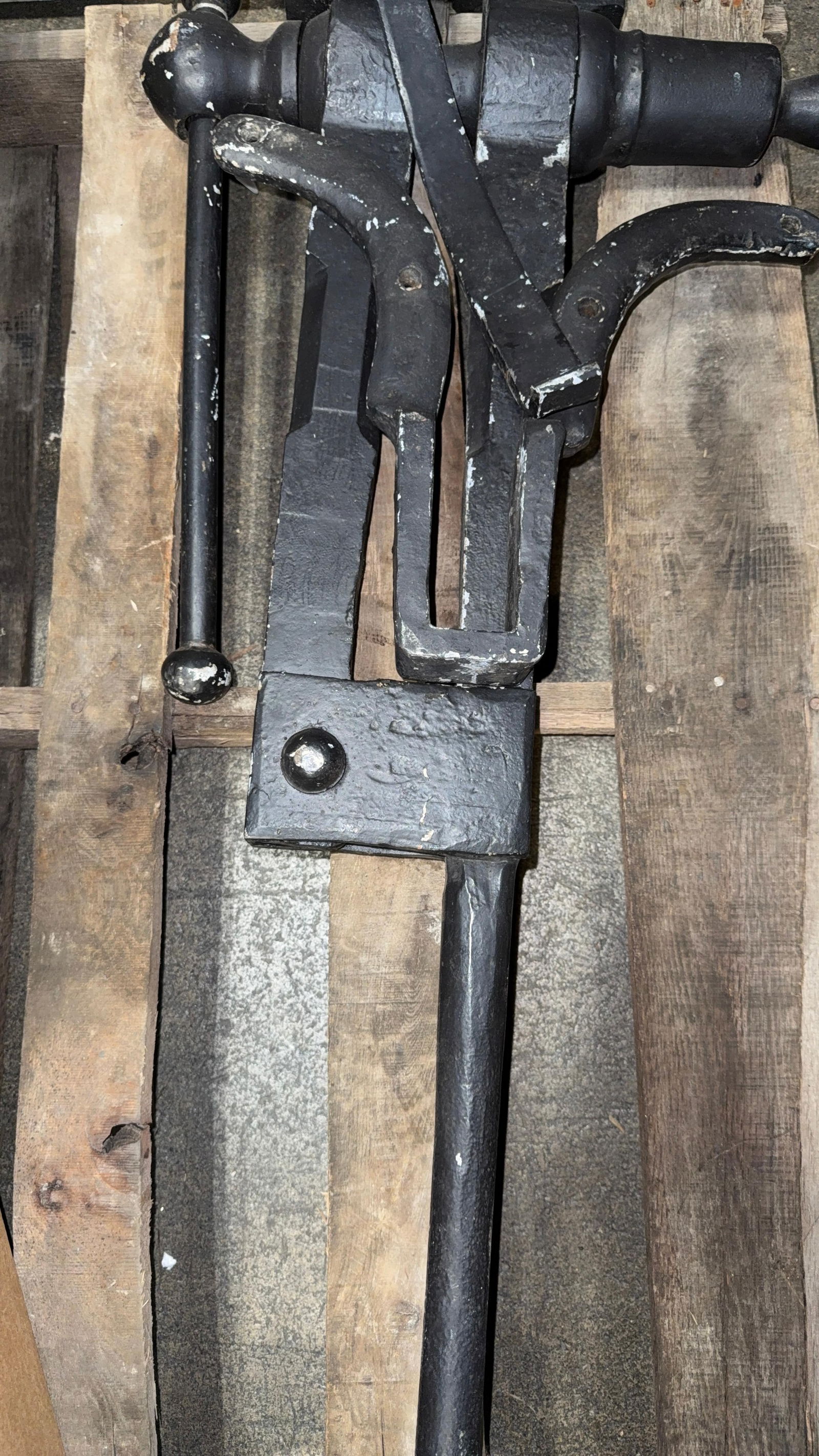 LARGE BLACKSMITHING POST VISE - 3