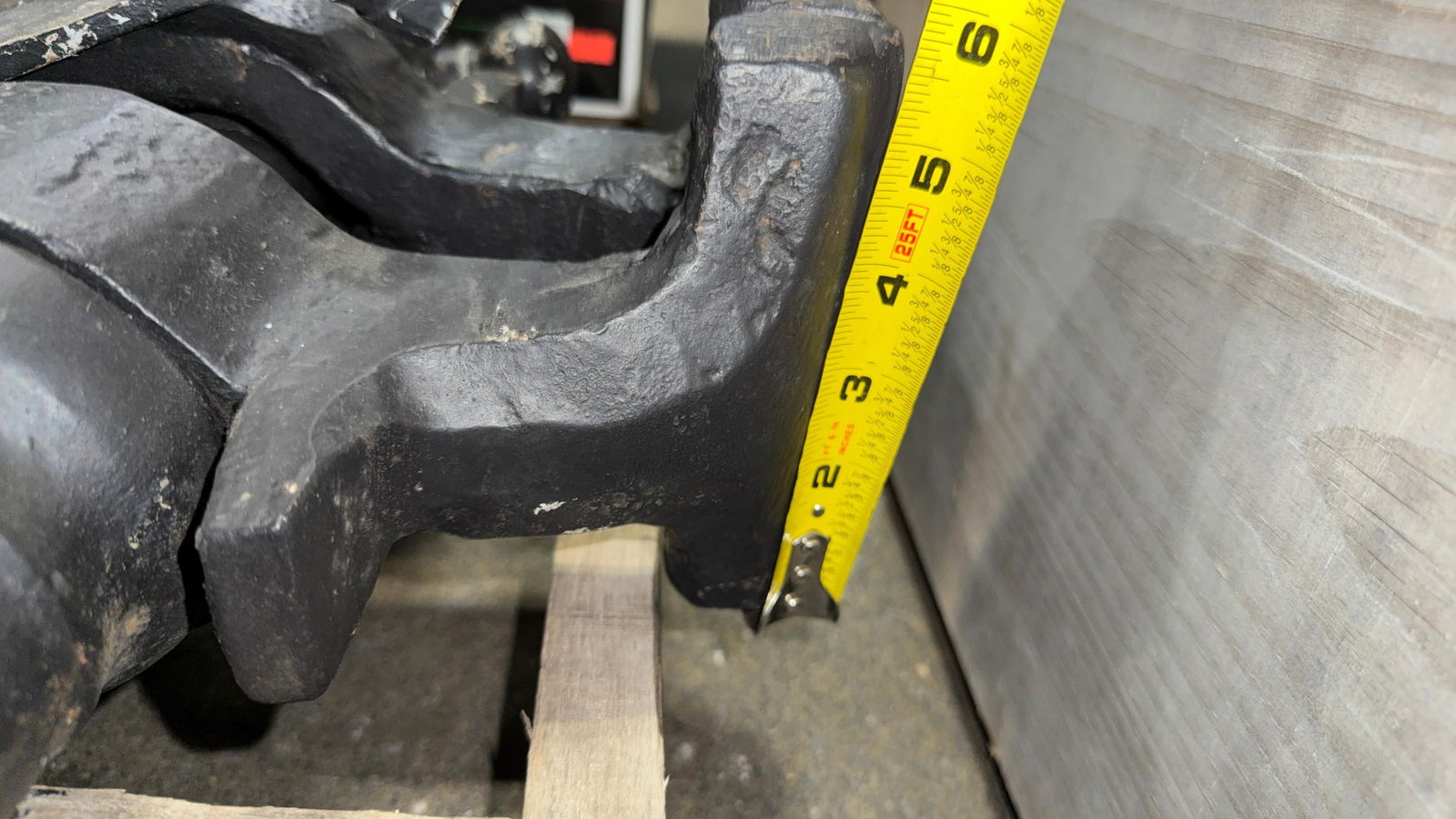 LARGE BLACKSMITHING POST VISE - 4