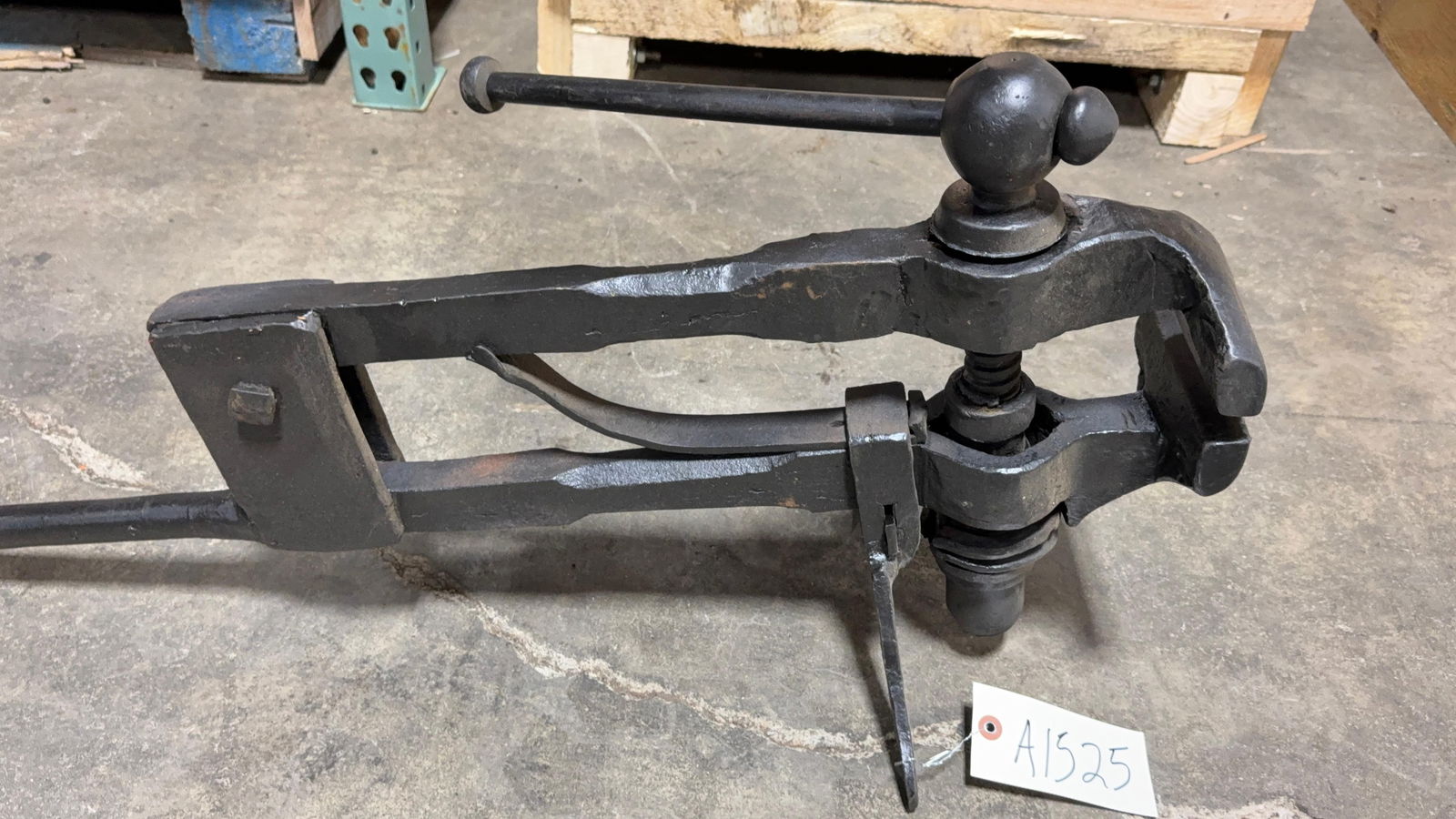 BLACKSMITH POST VISE - 2