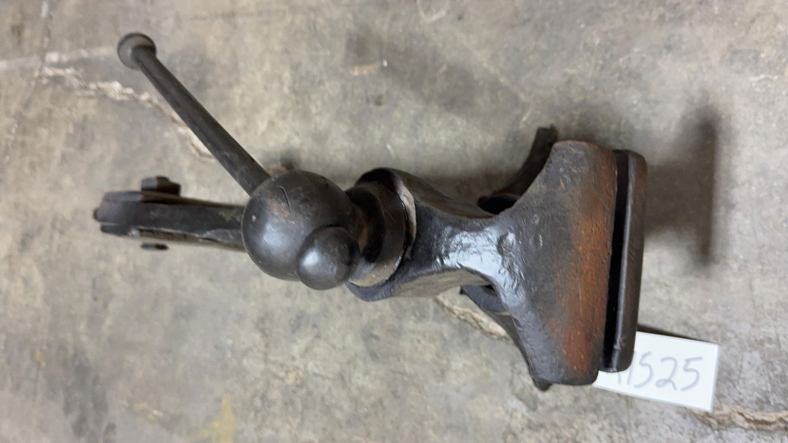 BLACKSMITH POST VISE - 3