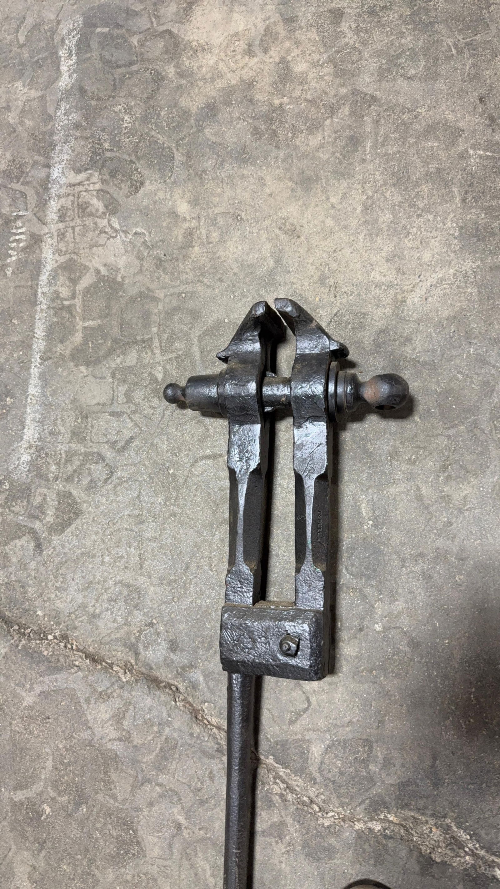 BLACKSMITH POST VISE - 2
