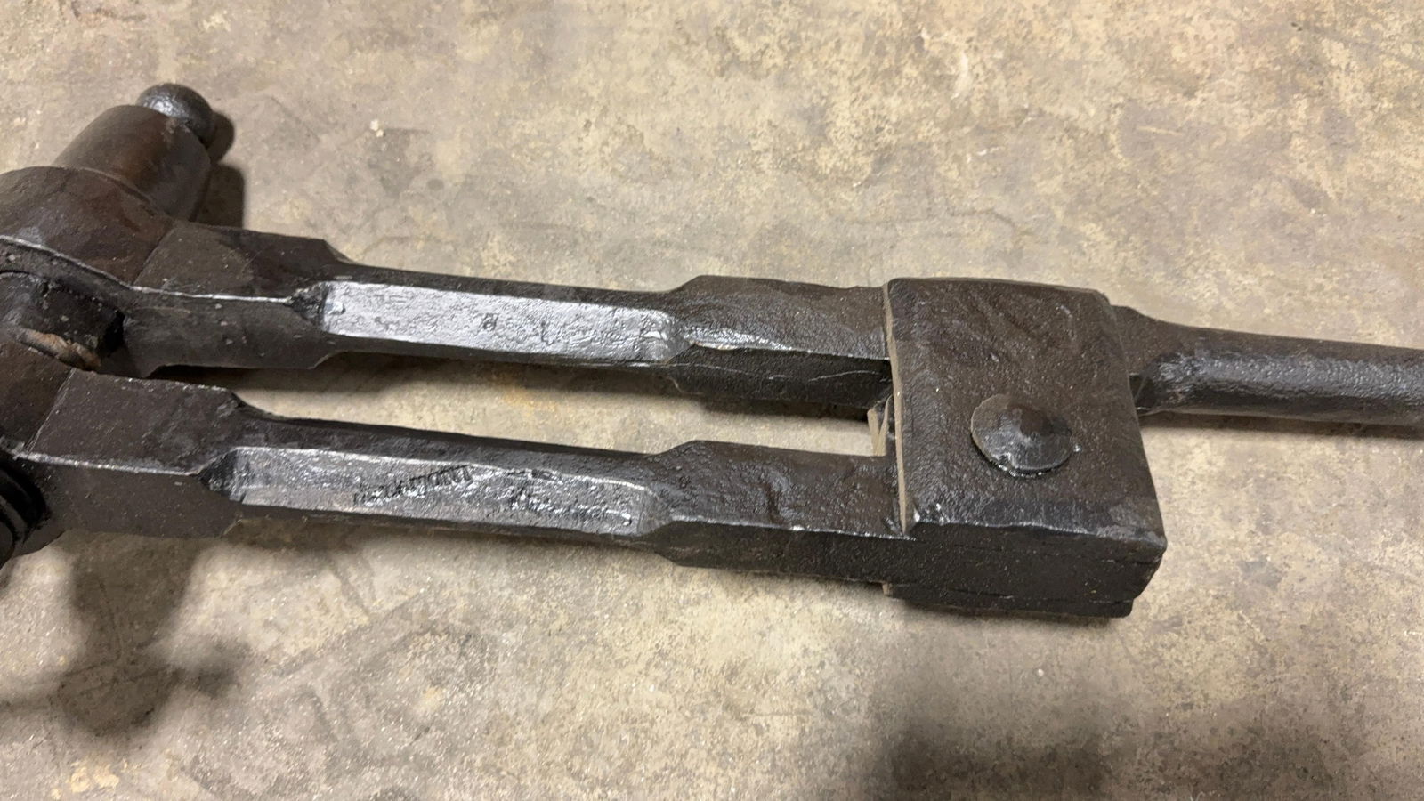BLACKSMITH POST VISE - 3