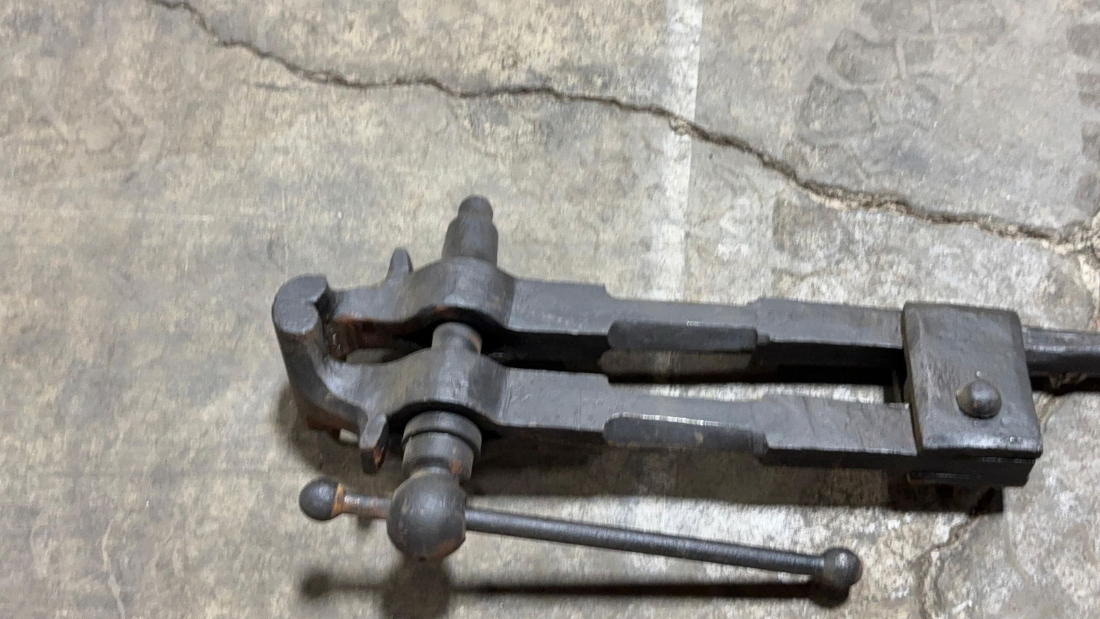 BLACKSMITH POST VISE - 2