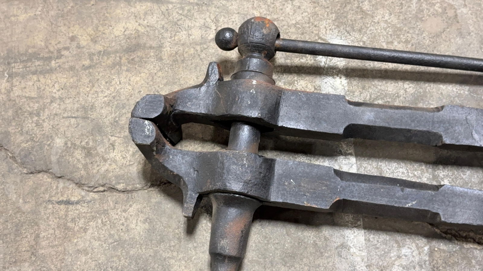 BLACKSMITH POST VISE - 4