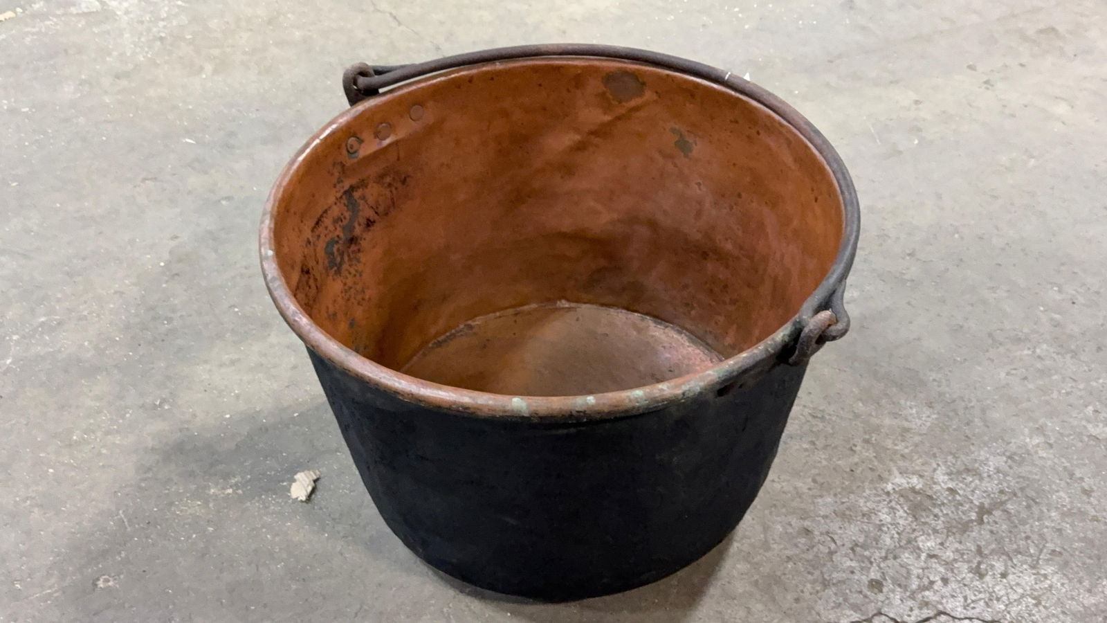 LARGE COPPER KETTLE (1 of 6)