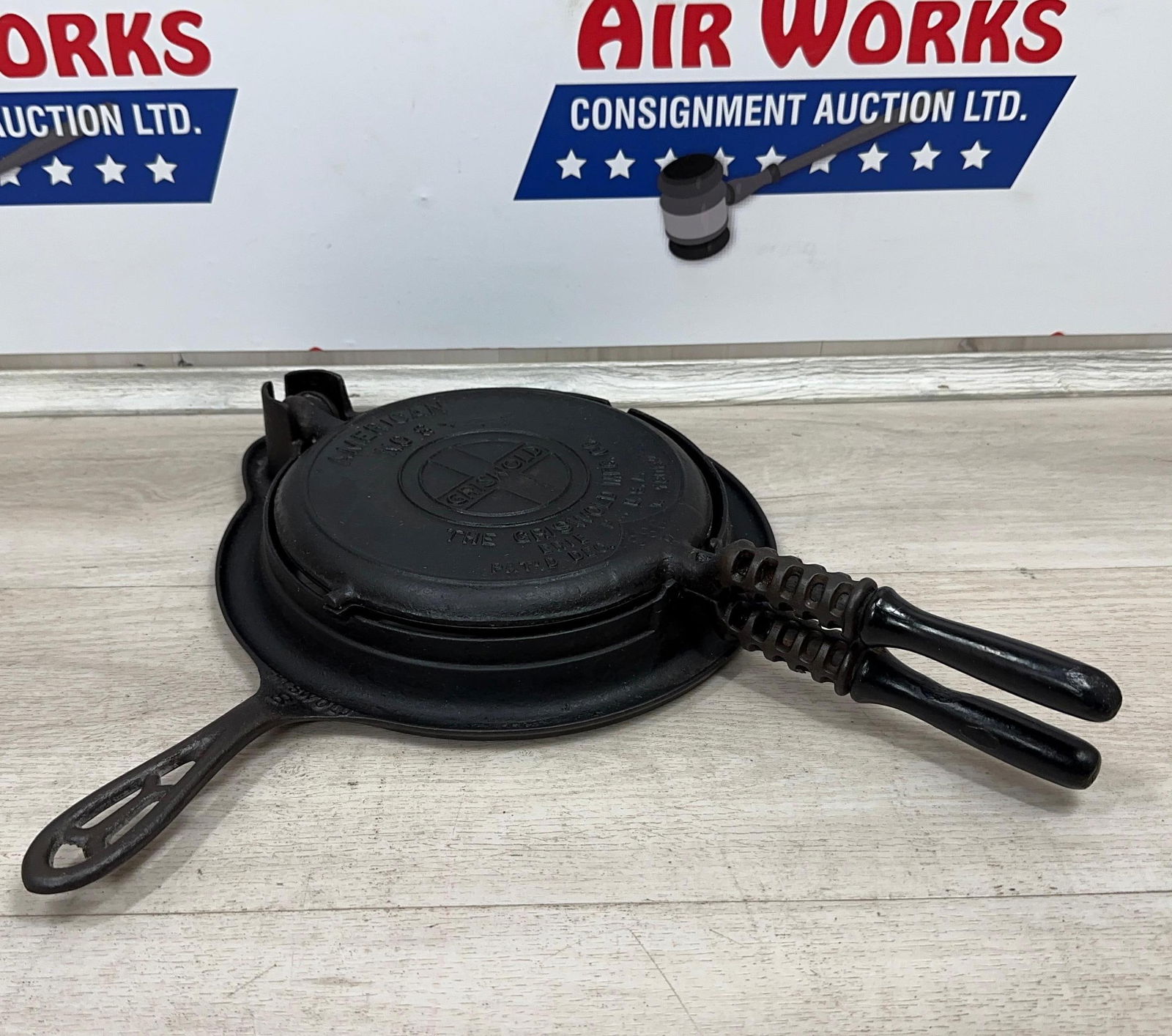 GRISWOLD LARGE BLOCK NO. 8 WAFFLE IRON (1 of 8)